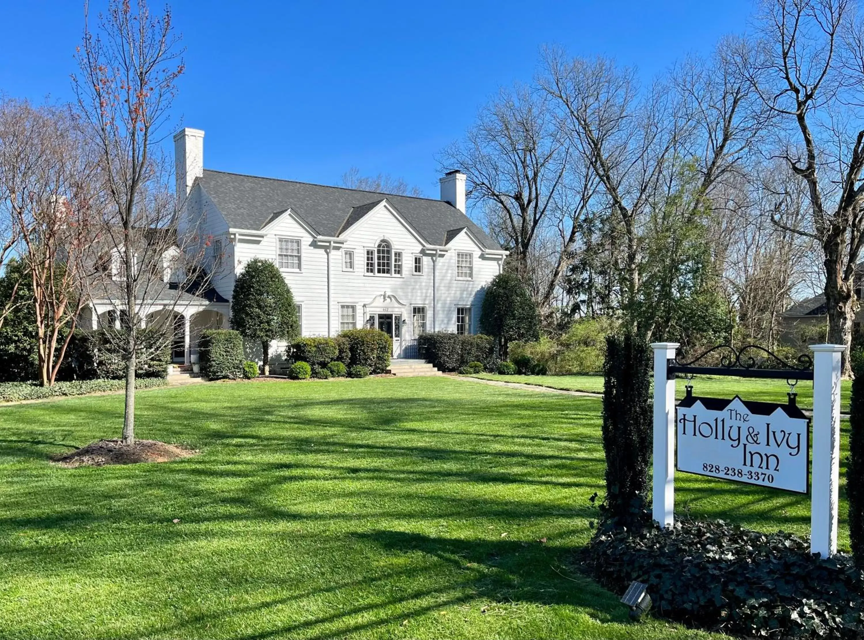 Property Building in The Holly and Ivy Inn Property Building in The Holly and Ivy Inn