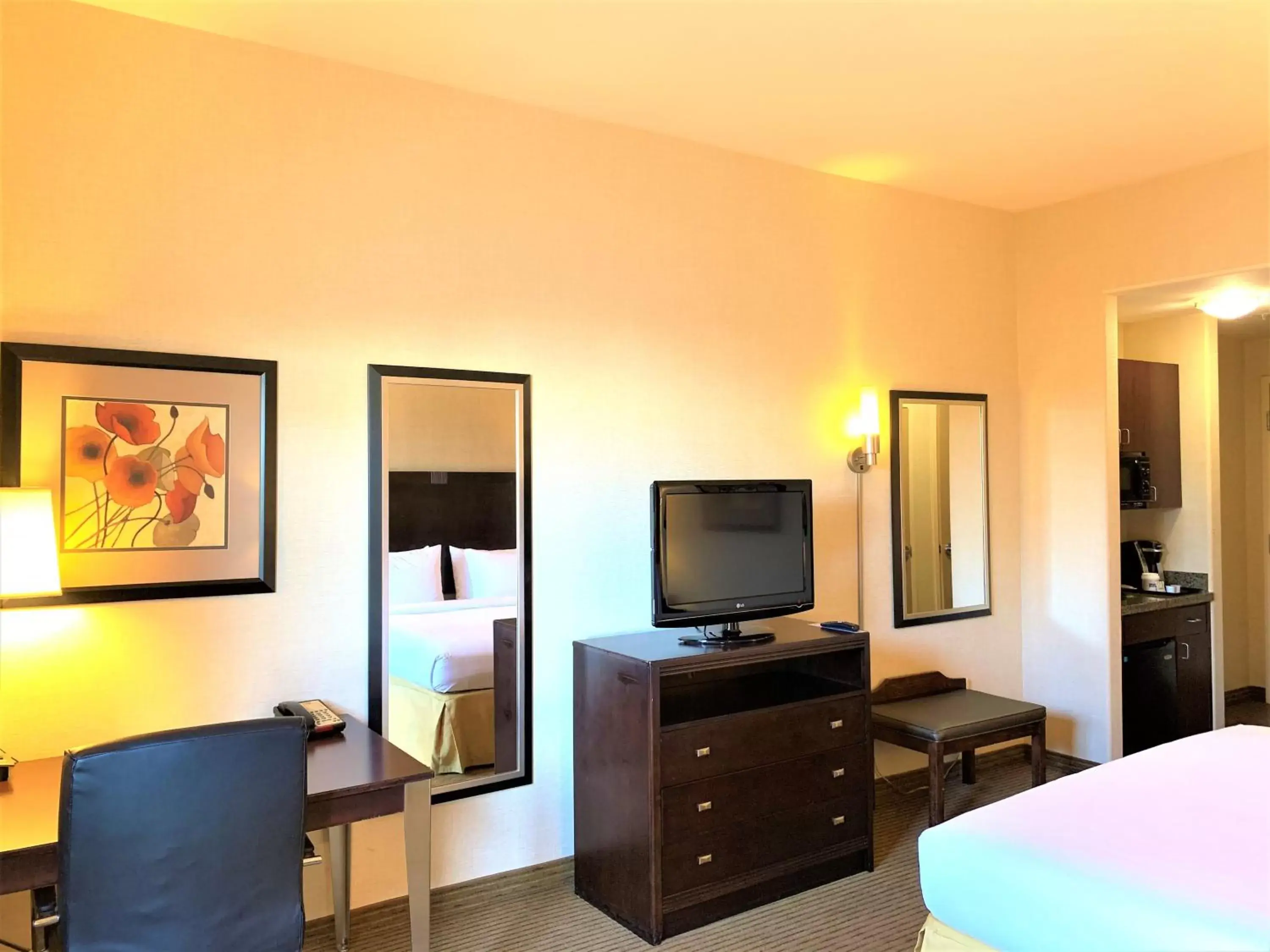 King Room - Hearing Accessible - Roll-in Shower in Holiday Inn Express Fresno Northwest - Herndon by IHG King Room - Hearing Accessible - Roll-in Shower in Holiday Inn Express Fresno Northwest - Herndon by IHG