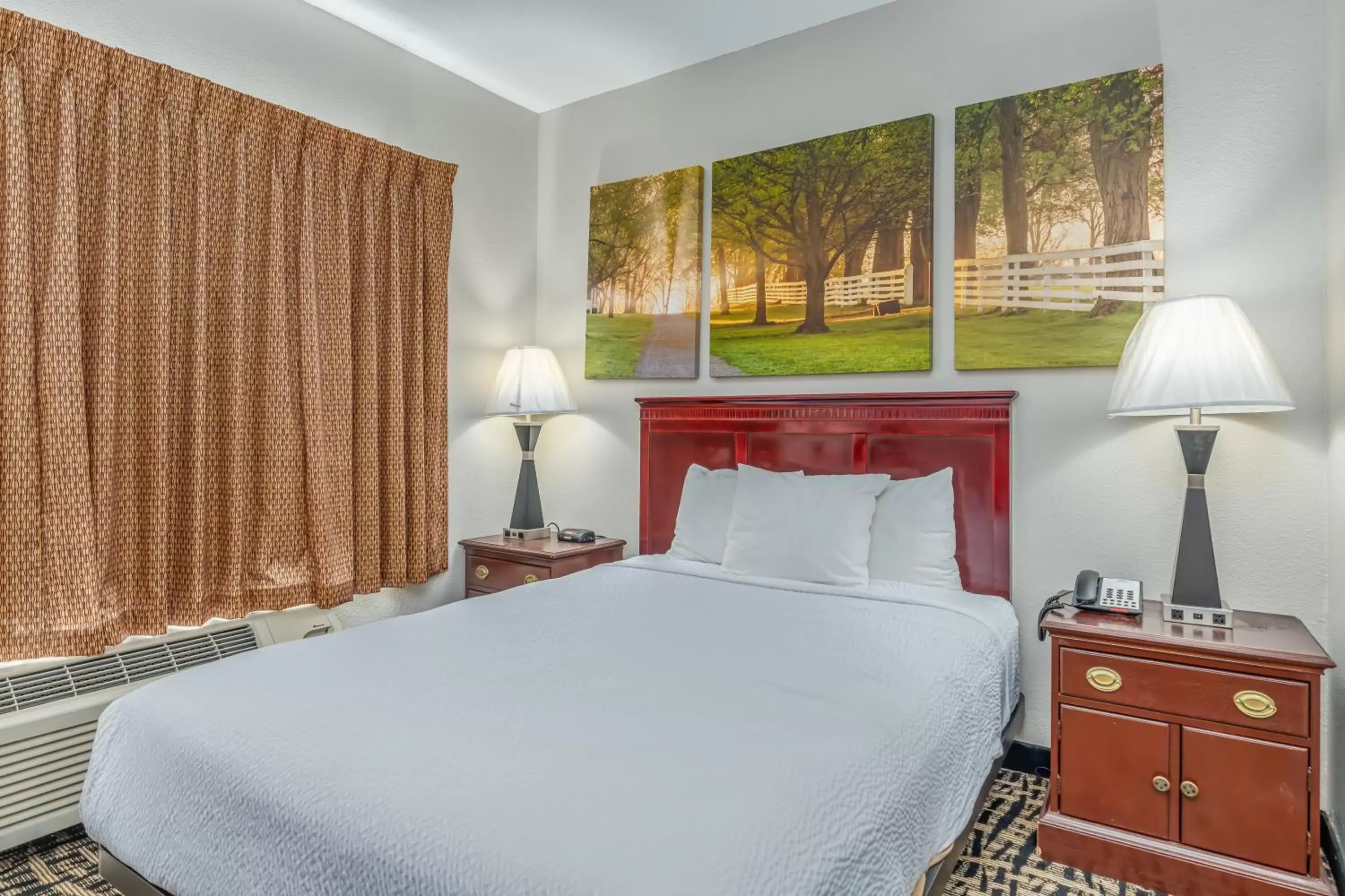 Queen Room - Disability Access/Non-Smoking in Days Inn by Wyndham Coliseum Montgomery AL Queen Room - Disability Access/Non-Smoking in Days Inn by Wyndham Coliseum Montgomery AL