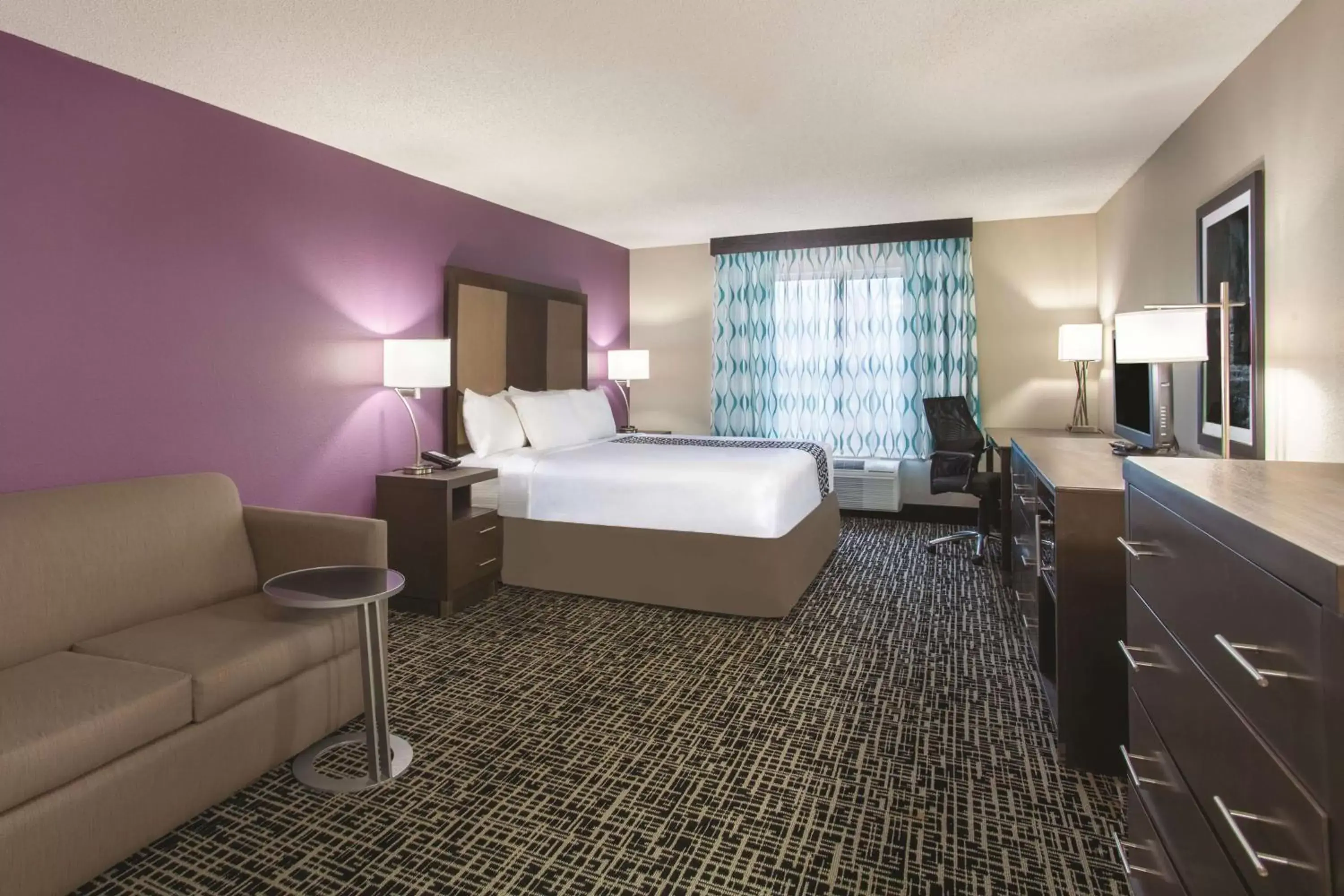 Deluxe King Room with Bathtub - Mobility/Hearing Impaired Accessible/Non-Smoking in La Quinta by Wyndham Hopkinsville Deluxe King Room with Bathtub - Mobility/Hearing Impaired Accessible/Non-Smoking in La Quinta by Wyndham Hopkinsville