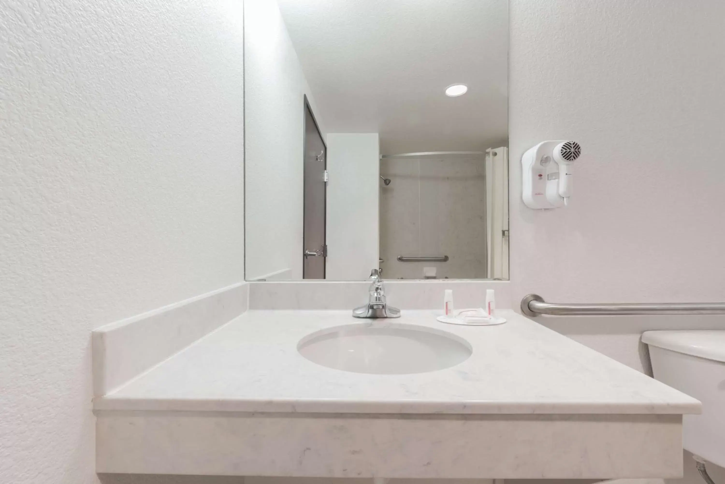 King Room with Roll-In Shower - Mobility/Hearing Accessible - Non-Smoking in Super 8 by Wyndham Weatherford King Room with Roll-In Shower - Mobility/Hearing Accessible - Non-Smoking in Super 8 by Wyndham Weatherford