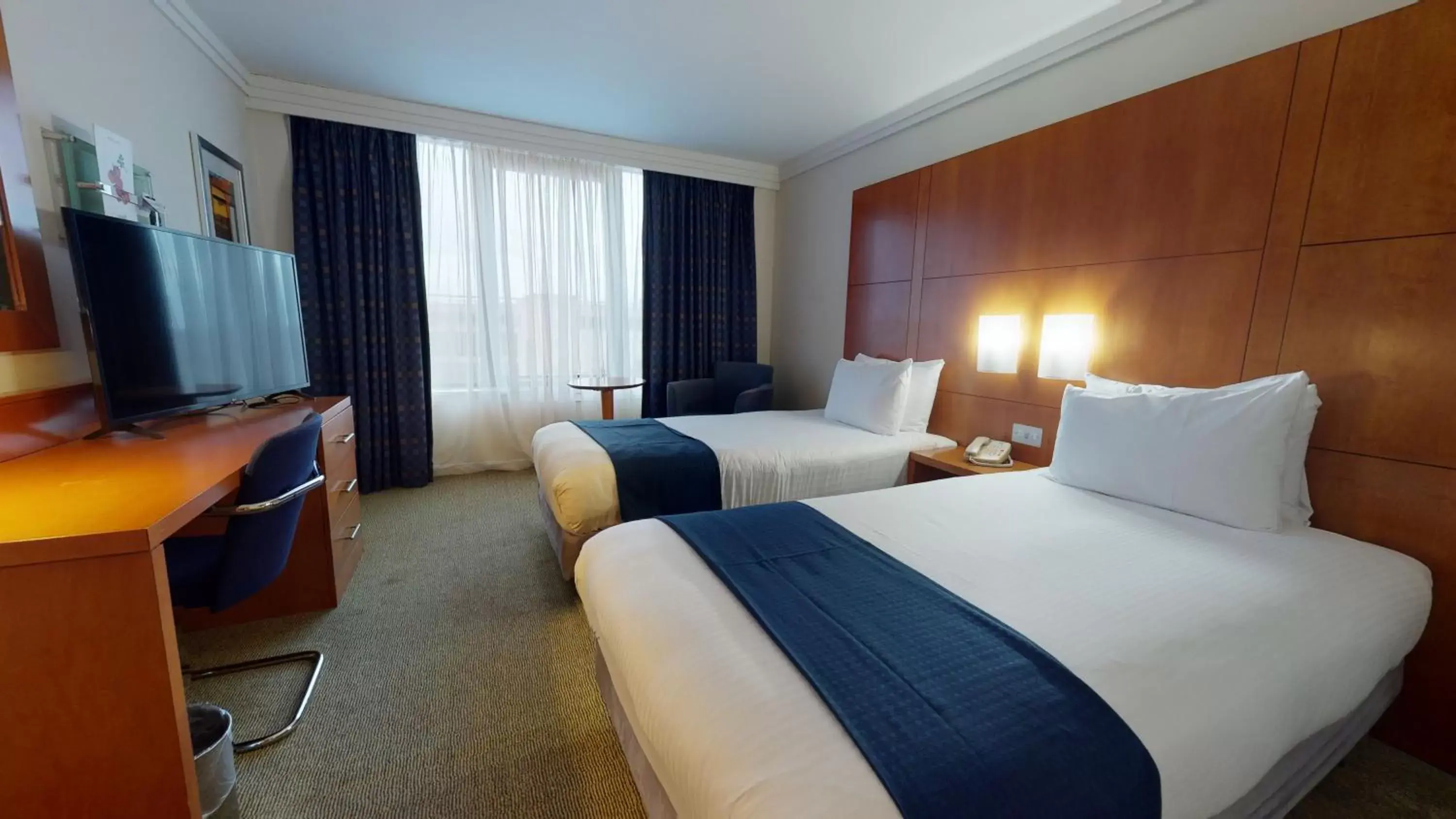 Standard Room with Two Single Beds in Holiday Inn Milton Keynes Central by IHG Standard Room with Two Single Beds in Holiday Inn Milton Keynes Central by IHG