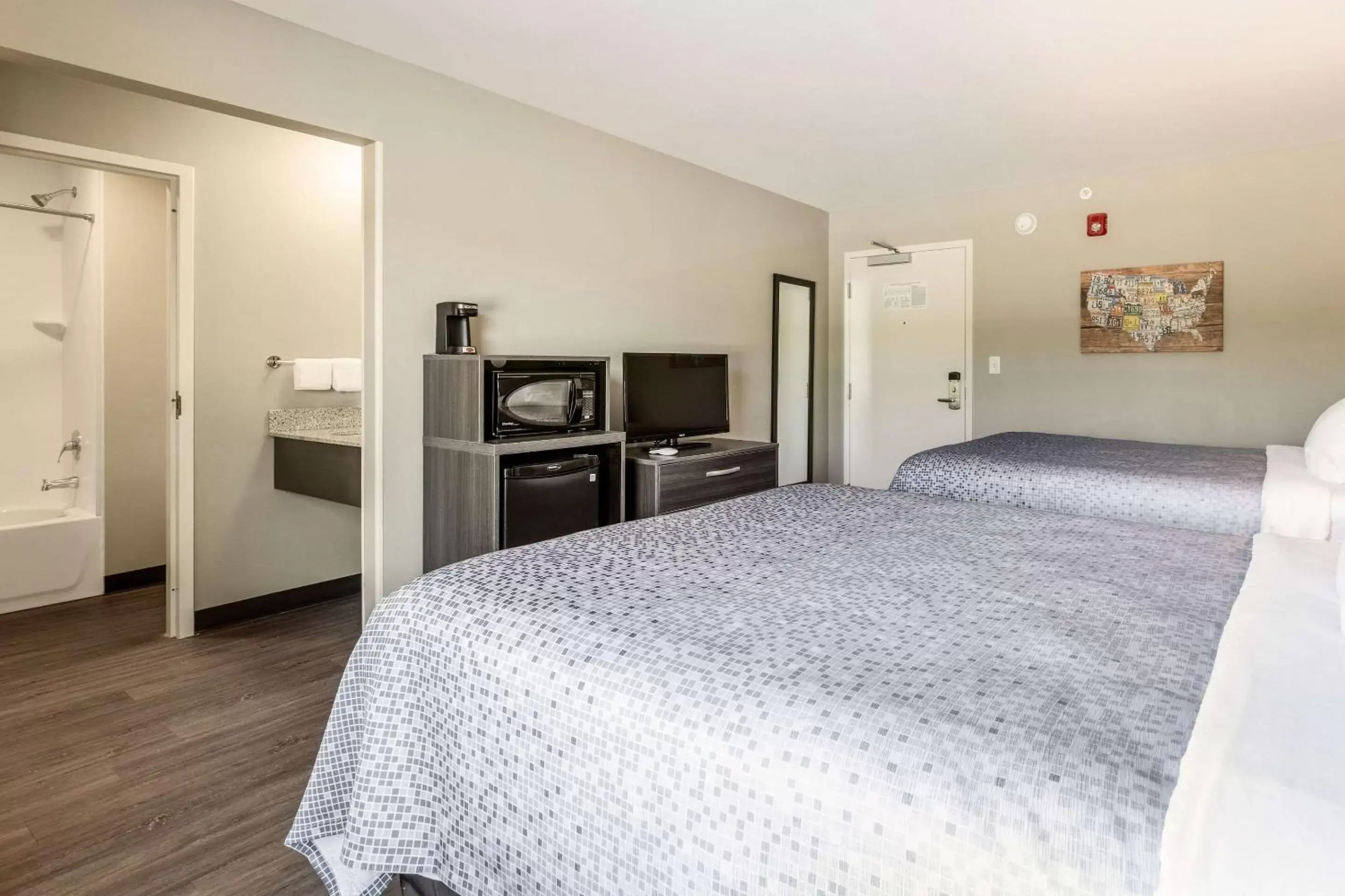 Standard Queen Room with Two Queen Beds - Non-Smoking in Econo Lodge Standard Queen Room with Two Queen Beds - Non-Smoking in Econo Lodge