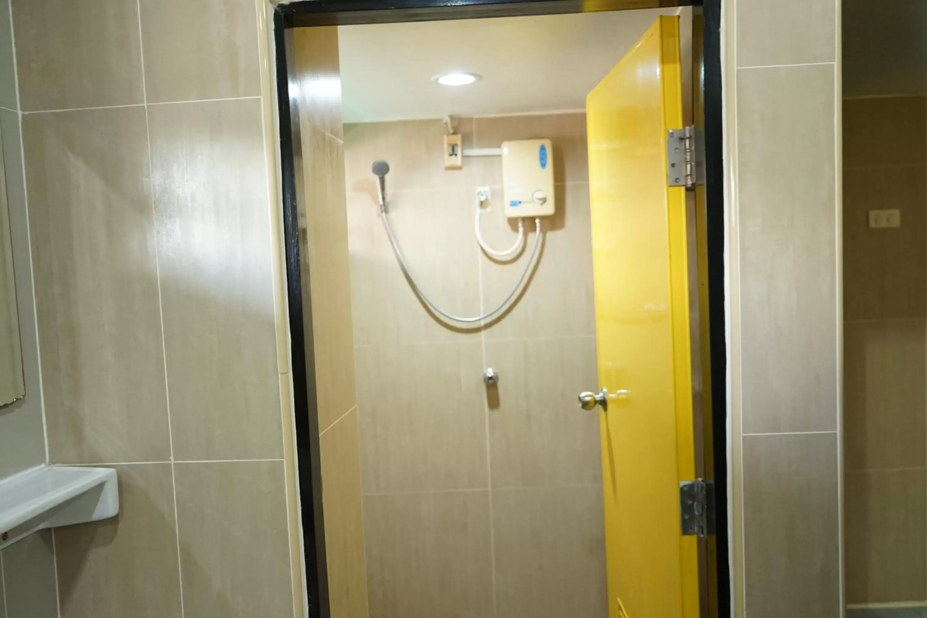 Twin Room with Private Bathroom in Yes Kaosan Twin Room with Private Bathroom in Yes Kaosan