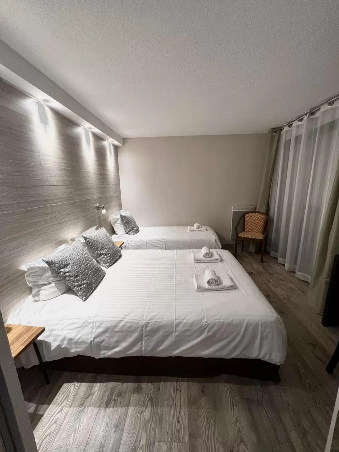 Triple Room with Shower in Au Bec Fin Hôtel Triple Room with Shower in Au Bec Fin Hôtel