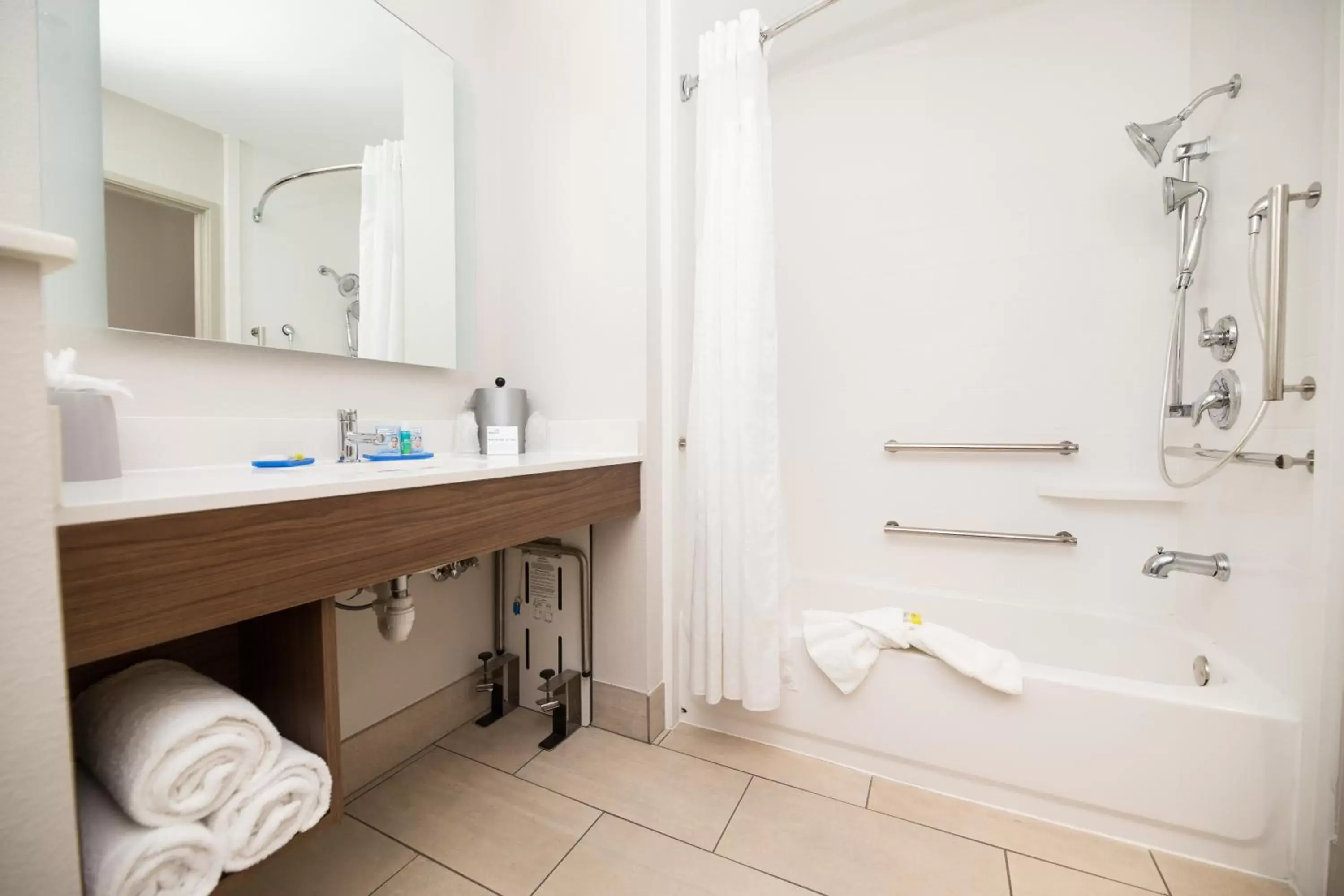 Suite with Mobility Accessible Tub - Non-Smoking in Holiday Inn Express Hotel & Suites Clinton, an IHG Hotel Suite with Mobility Accessible Tub - Non-Smoking in Holiday Inn Express Hotel & Suites Clinton, an IHG Hotel