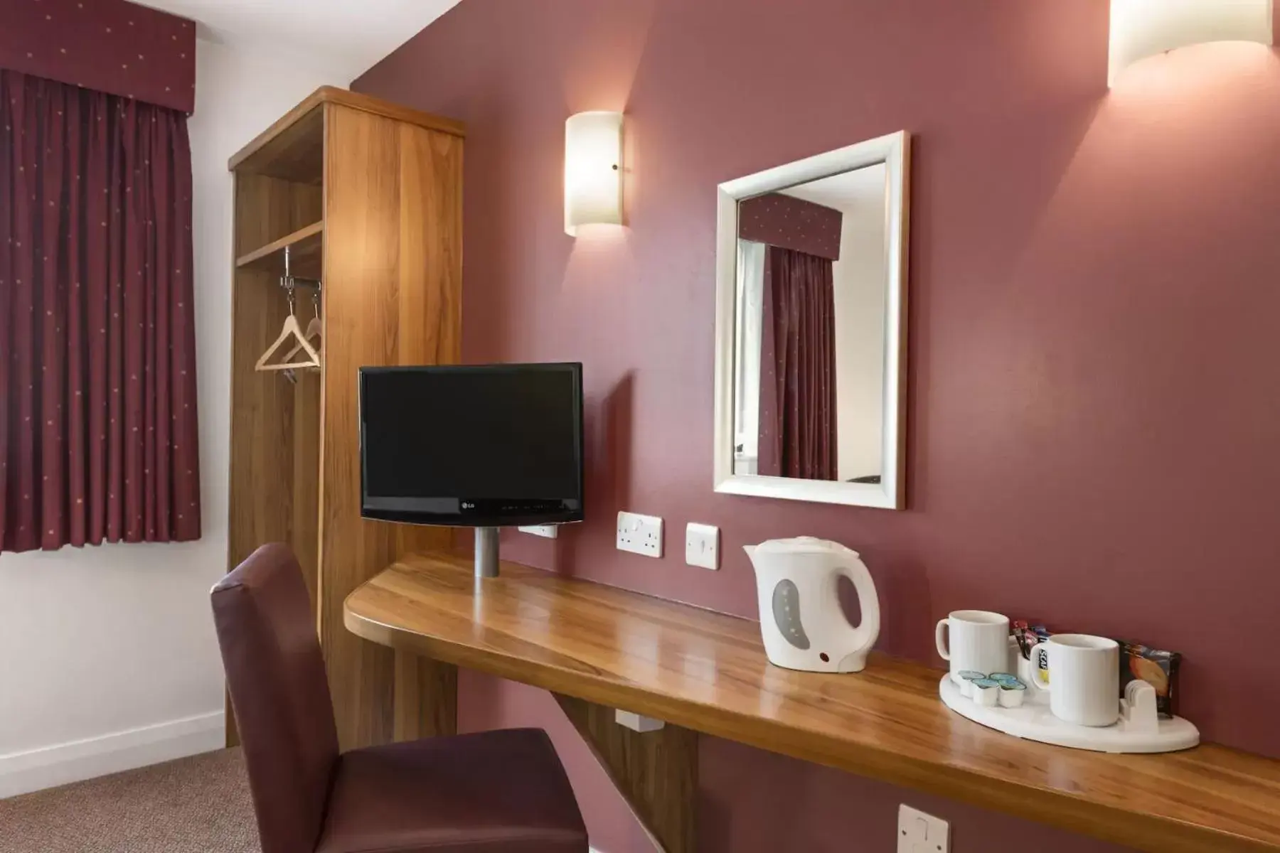 Double Room - Disability Access in Days Inn Corley NEC - M6 Double Room - Disability Access in Days Inn Corley NEC - M6