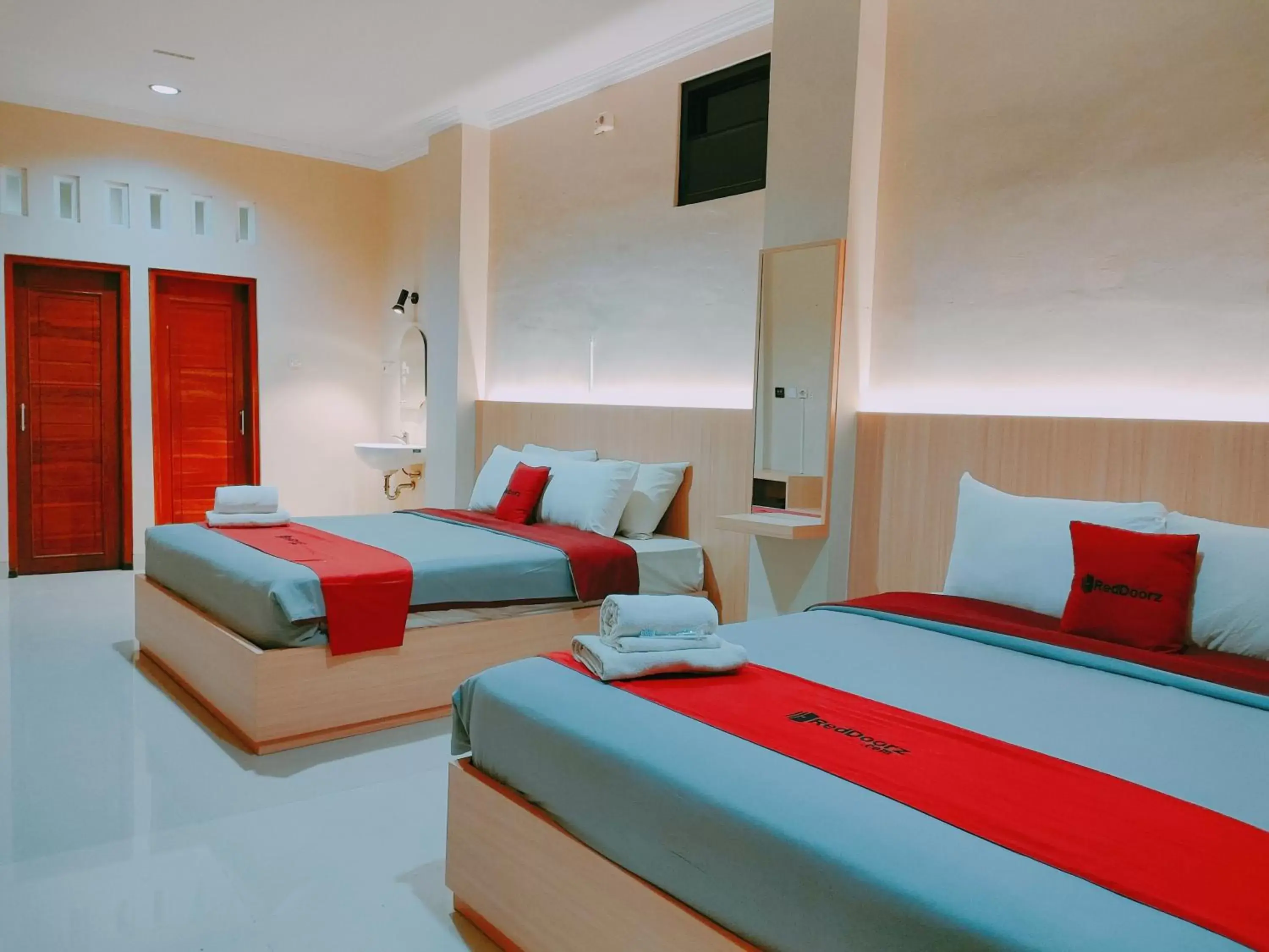 Family Room in RedDoorz near Jogja National Museum Family Room in RedDoorz near Jogja National Museum