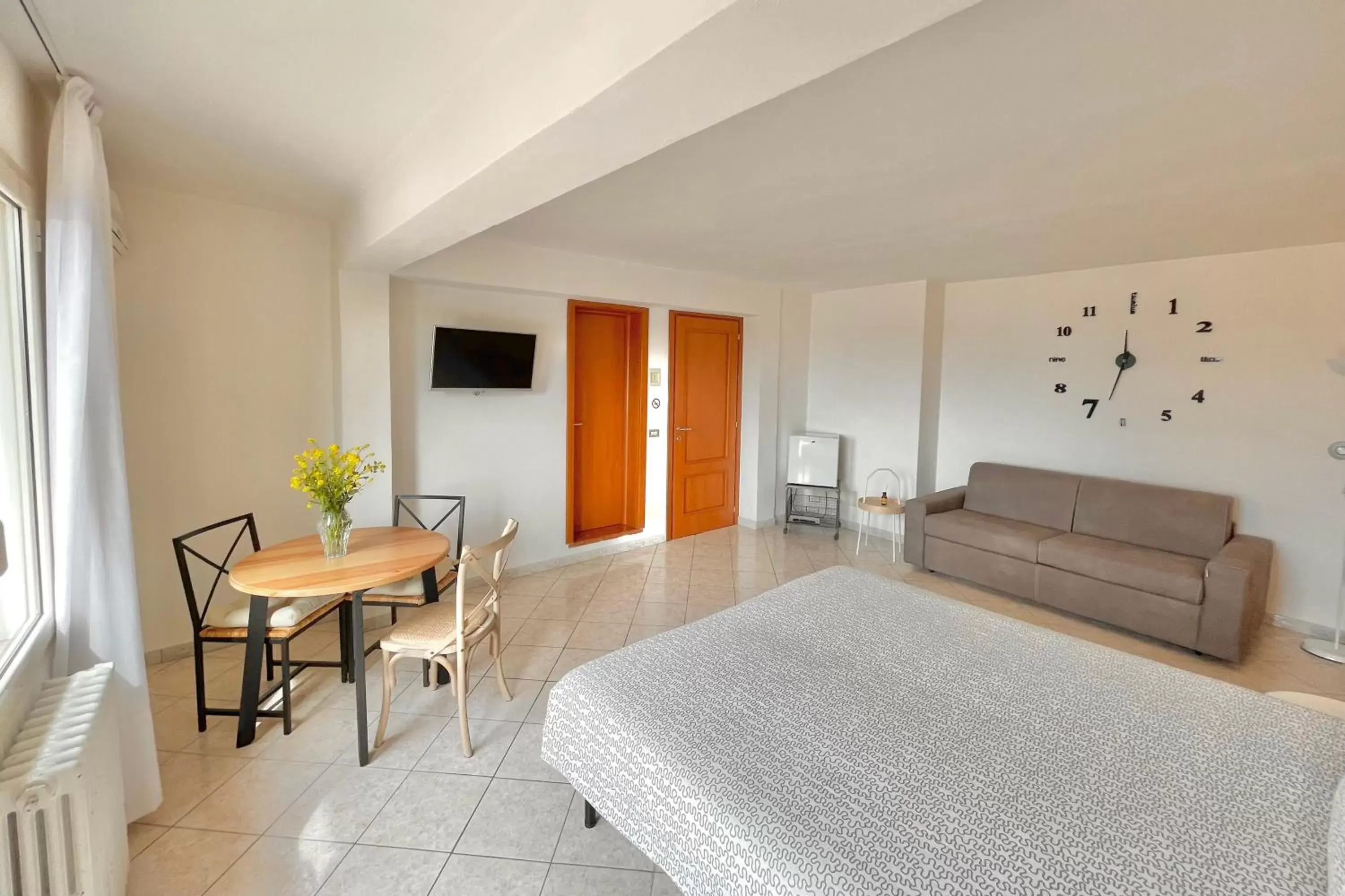 Quadruple Room with Lake View in Albergo Vittoria Quadruple Room with Lake View in Albergo Vittoria