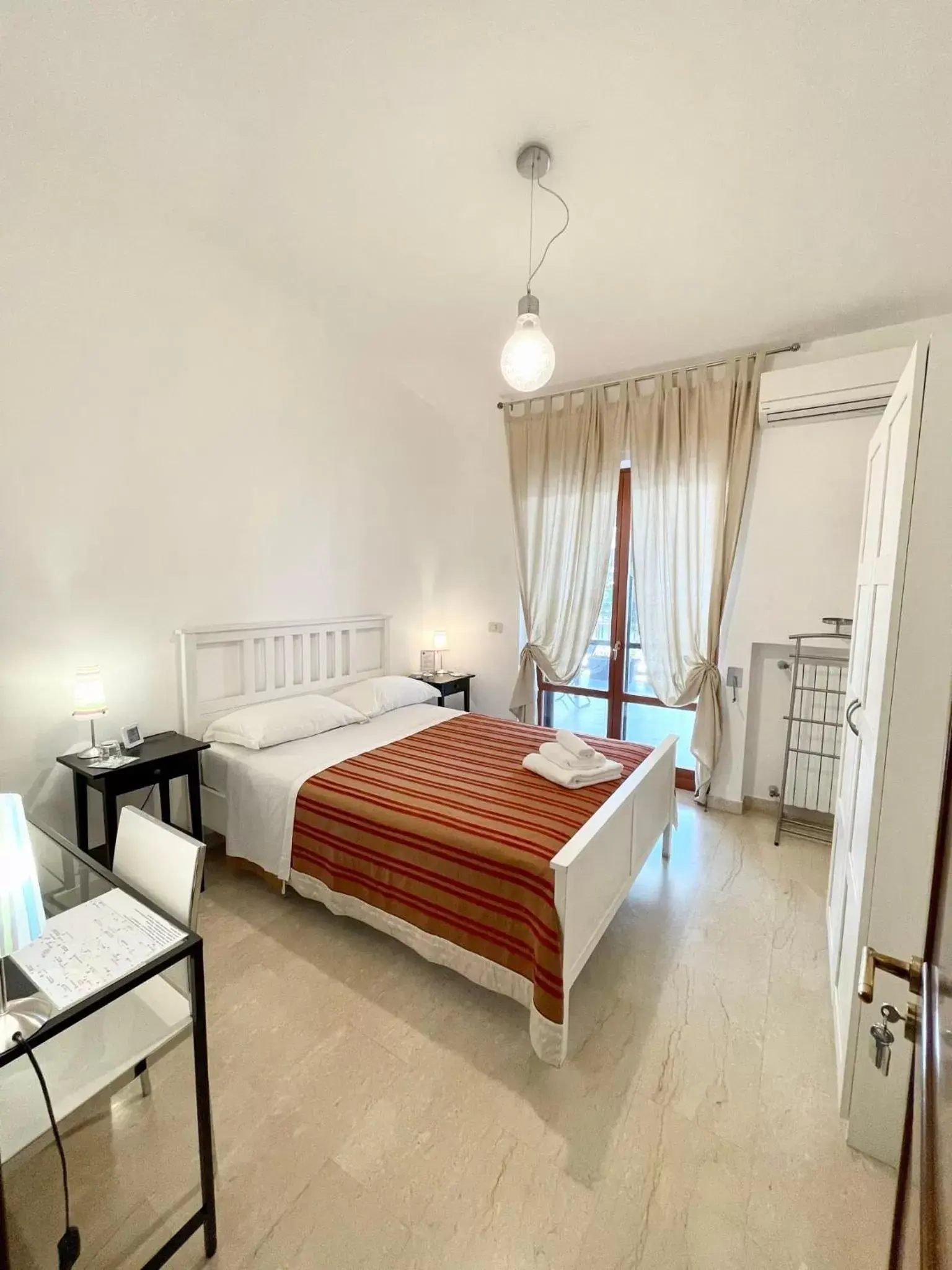 Queen Room with Shared Bathroom in B&B Le Saline Queen Room with Shared Bathroom in B&B Le Saline