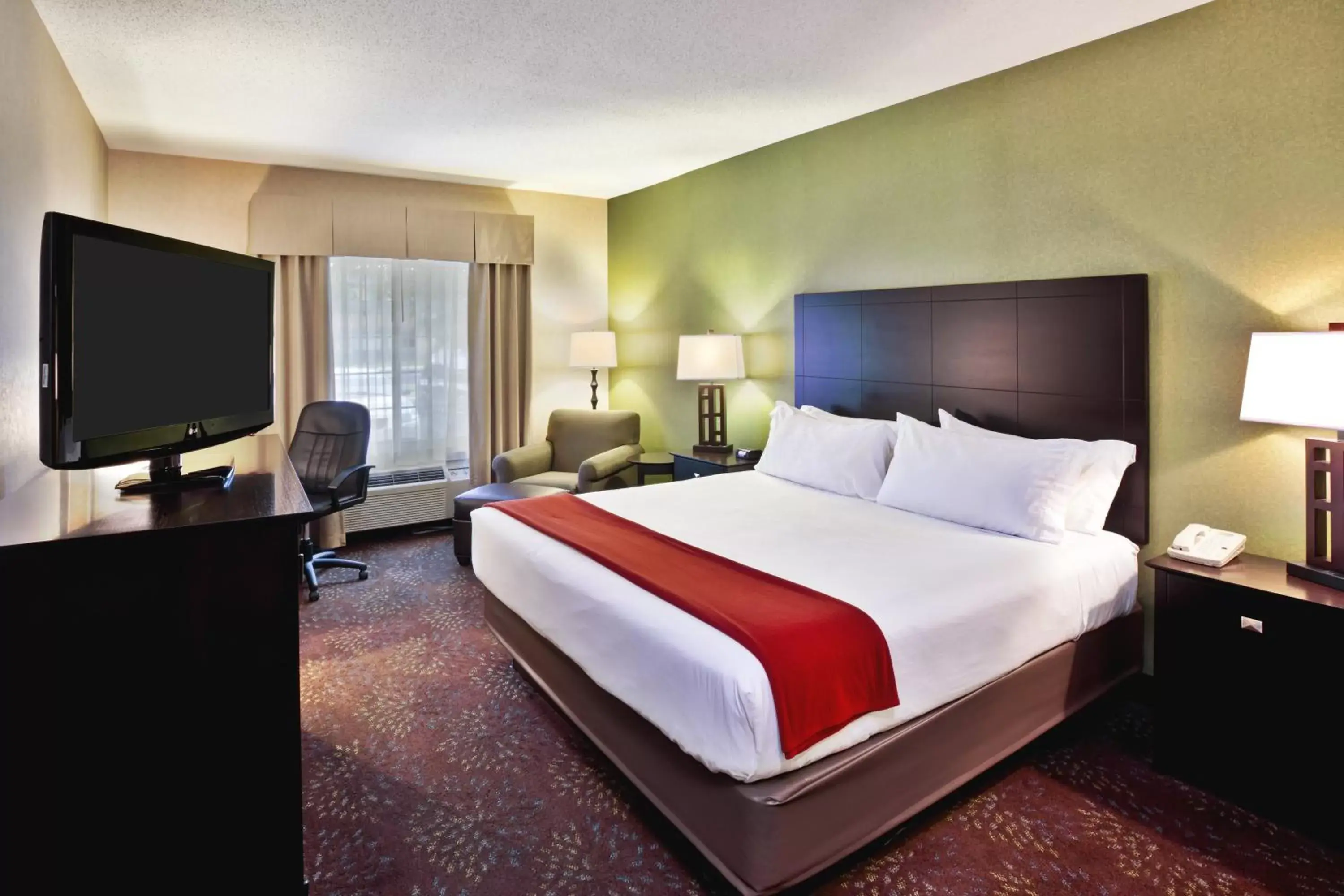 Standard King Room in Holiday Inn Express Hotel & Suites Woodhaven by IHG Standard King Room in Holiday Inn Express Hotel & Suites Woodhaven by IHG