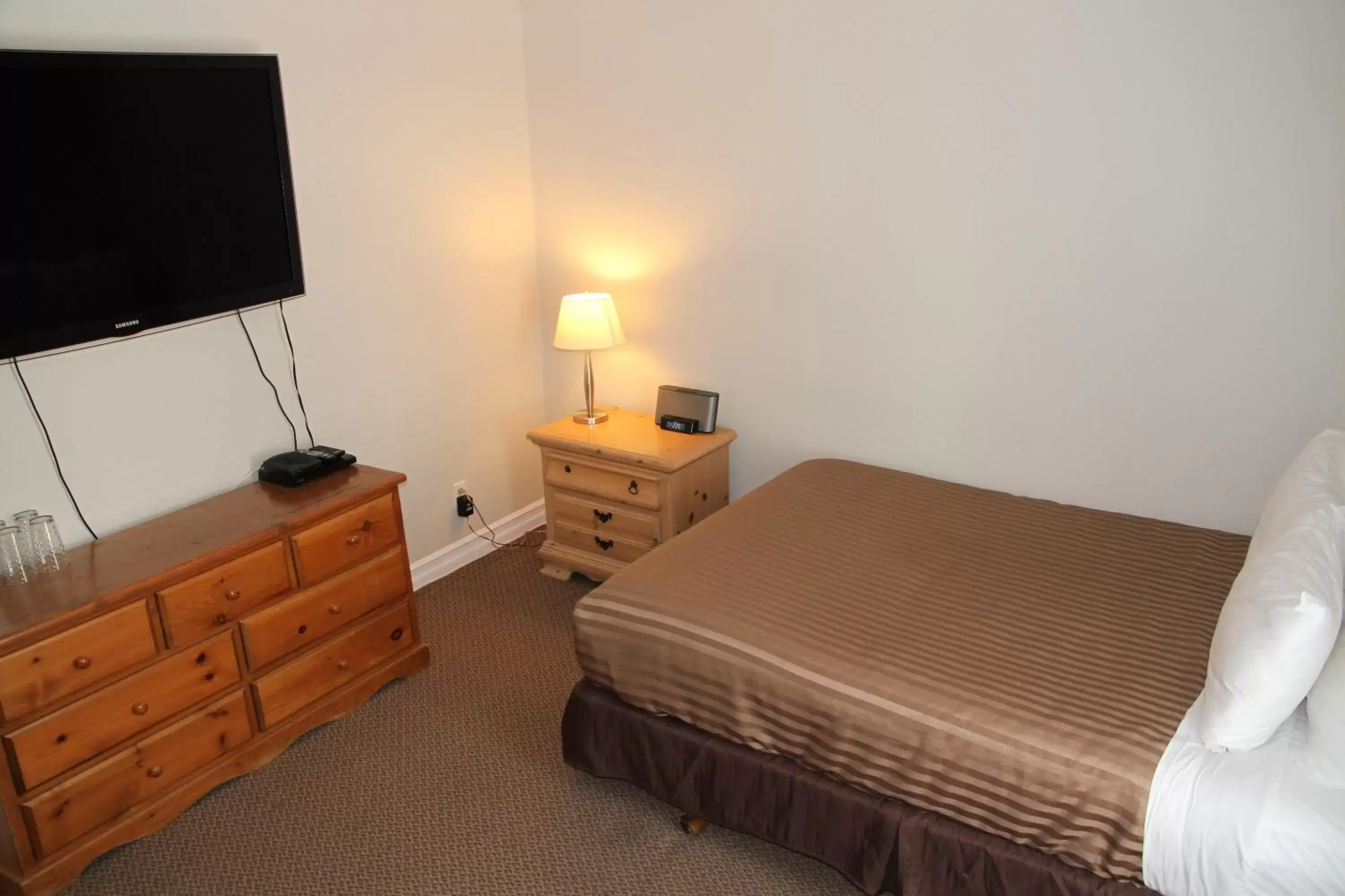 Queen Room with Two Queen Beds in Hotel Squamish Queen Room with Two Queen Beds in Hotel Squamish