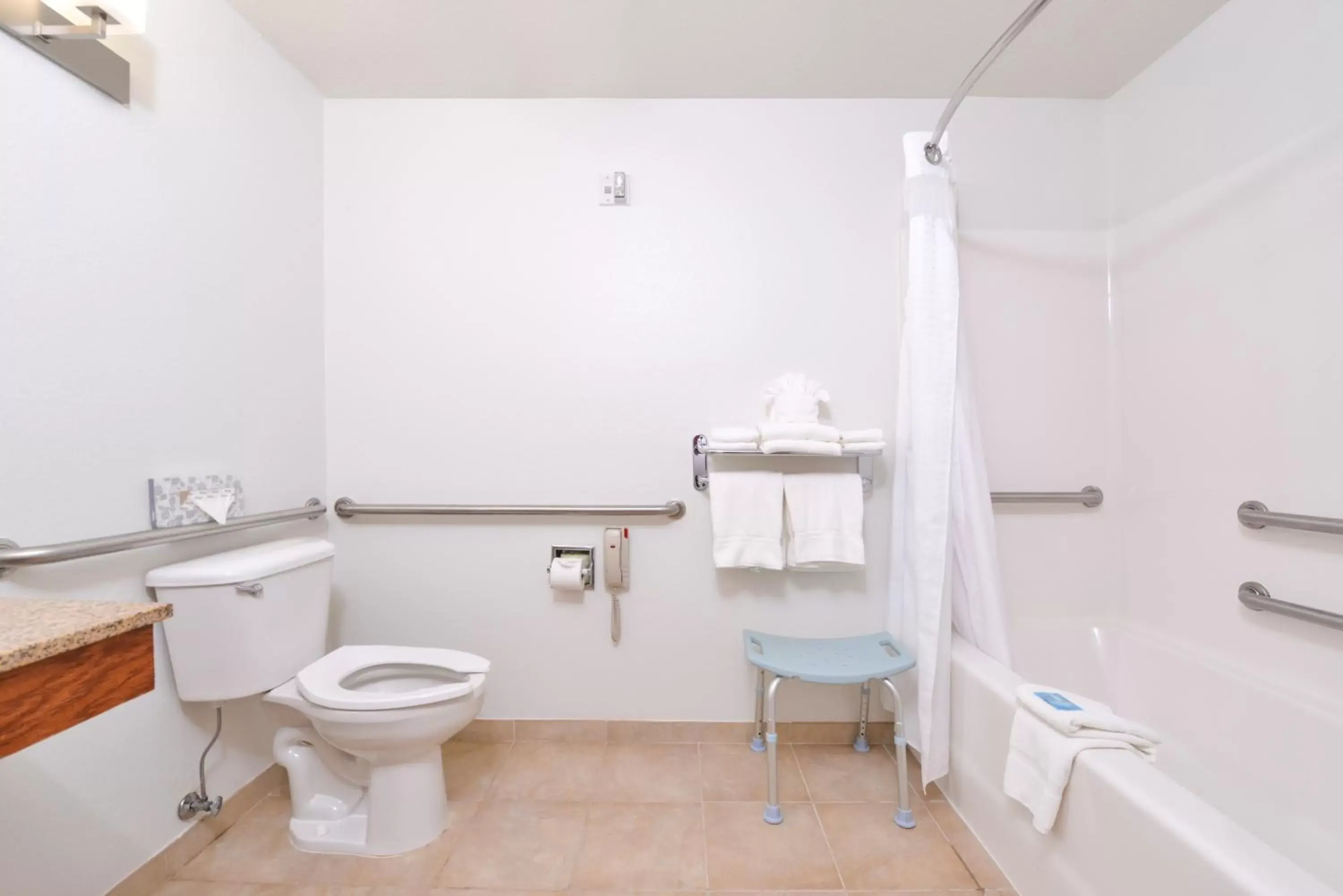 Suite with Mobility Accessible Tub - Non-Smoking in Holiday Inn Express Hotel & Suites Omaha West, an IHG Hotel Suite with Mobility Accessible Tub - Non-Smoking in Holiday Inn Express Hotel & Suites Omaha West, an IHG Hotel