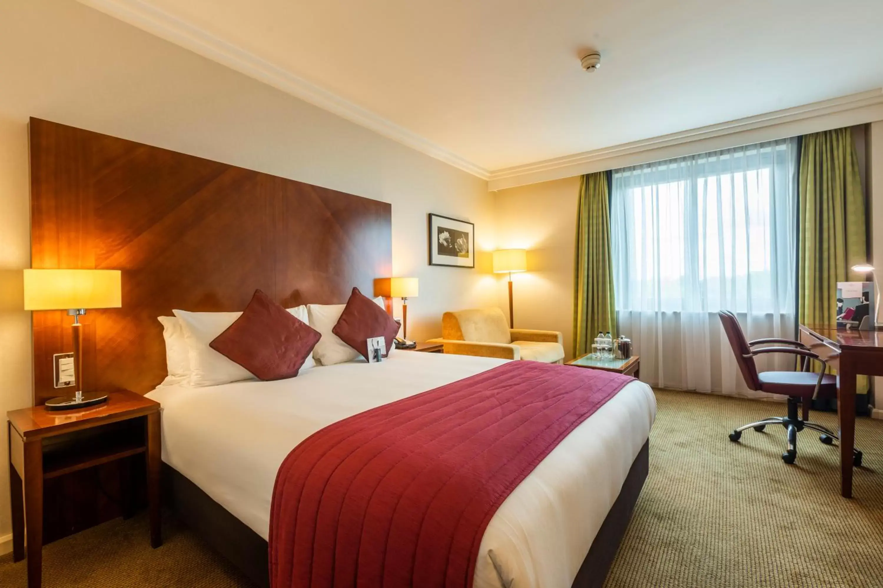 Standard Queen Room with Single Sofa Bed - single occupancy in Crowne Plaza Birmingham NEC by IHG Standard Queen Room with Single Sofa Bed - single occupancy in Crowne Plaza Birmingham NEC by IHG