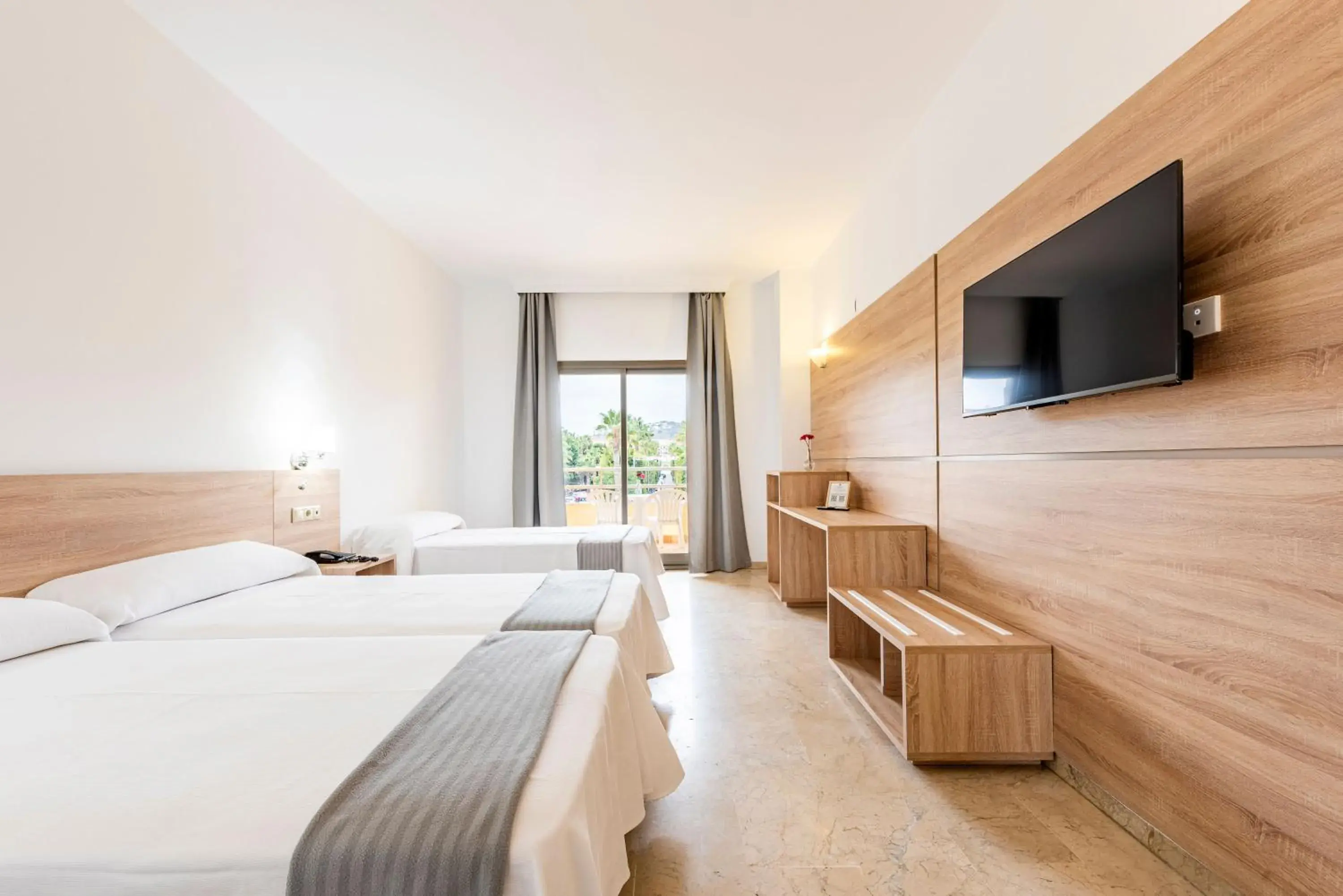 Triple Room with Terrace in Hotel Toboso Almuñécar Triple Room with Terrace in Hotel Toboso Almuñécar