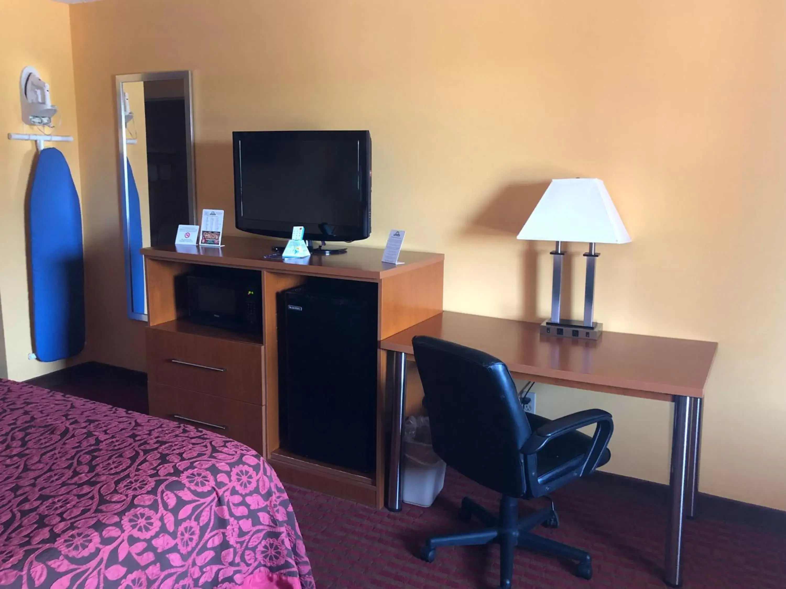 Standard King Room - Smoking in Days Inn by Wyndham Franklin Standard King Room - Smoking in Days Inn by Wyndham Franklin