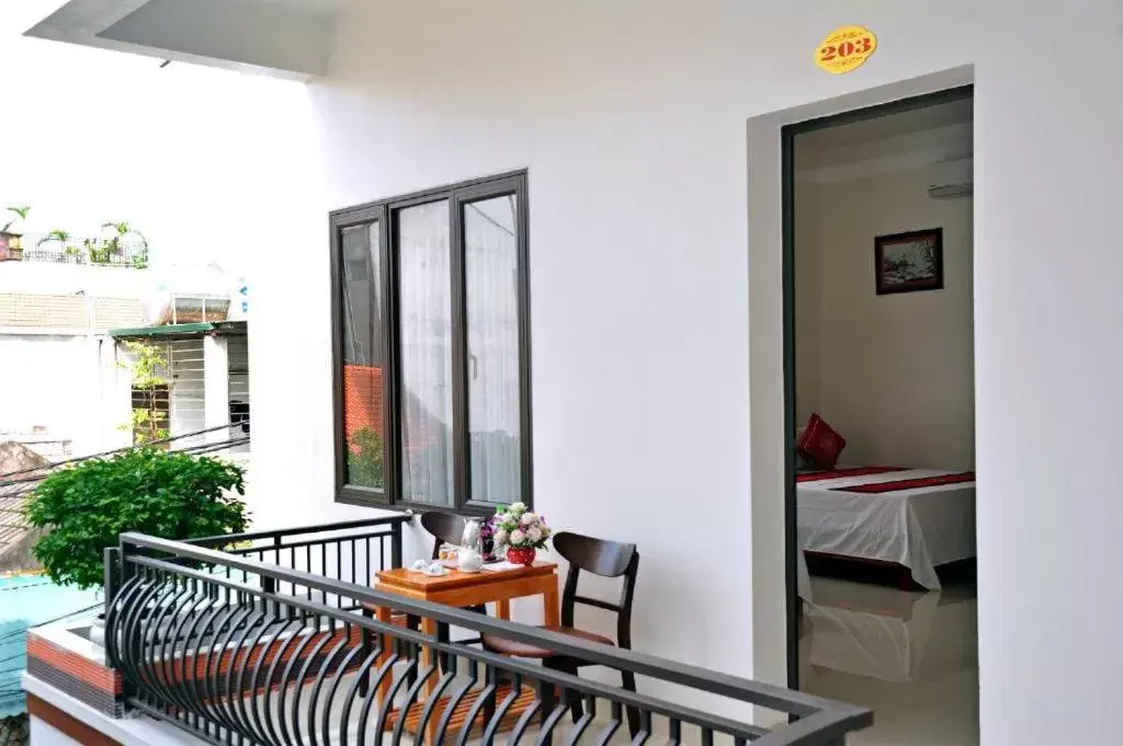 Family Room with Balcony in TAMCOC VUTHANH FRIENDLY Hotel Family Room with Balcony in TAMCOC VUTHANH FRIENDLY Hotel