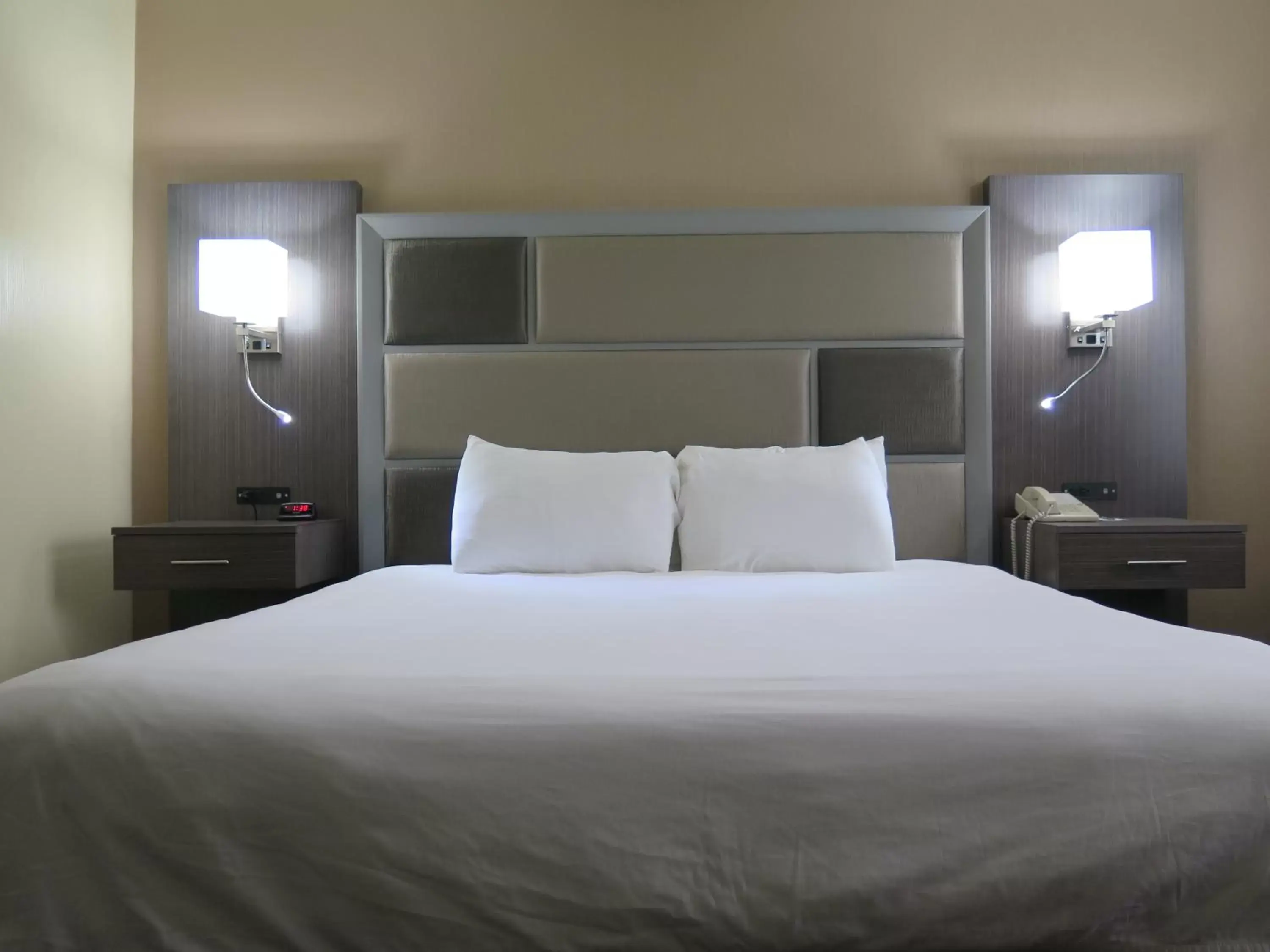 Standard King Room - Non-Smoking in Red Roof Inn Yuba City Bonanza - Marysville Standard King Room - Non-Smoking in Red Roof Inn Yuba City Bonanza - Marysville