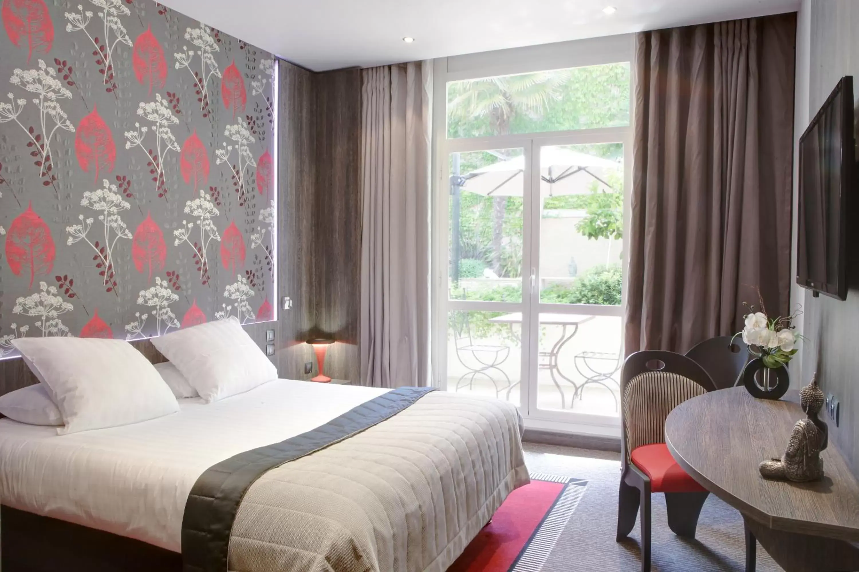 Superior Room with Terrace in Best Western Premier Le Patio des Artistes Wellness Jacuzzi Superior Room with Terrace in Best Western Premier Le Patio des Artistes Wellness Jacuzzi