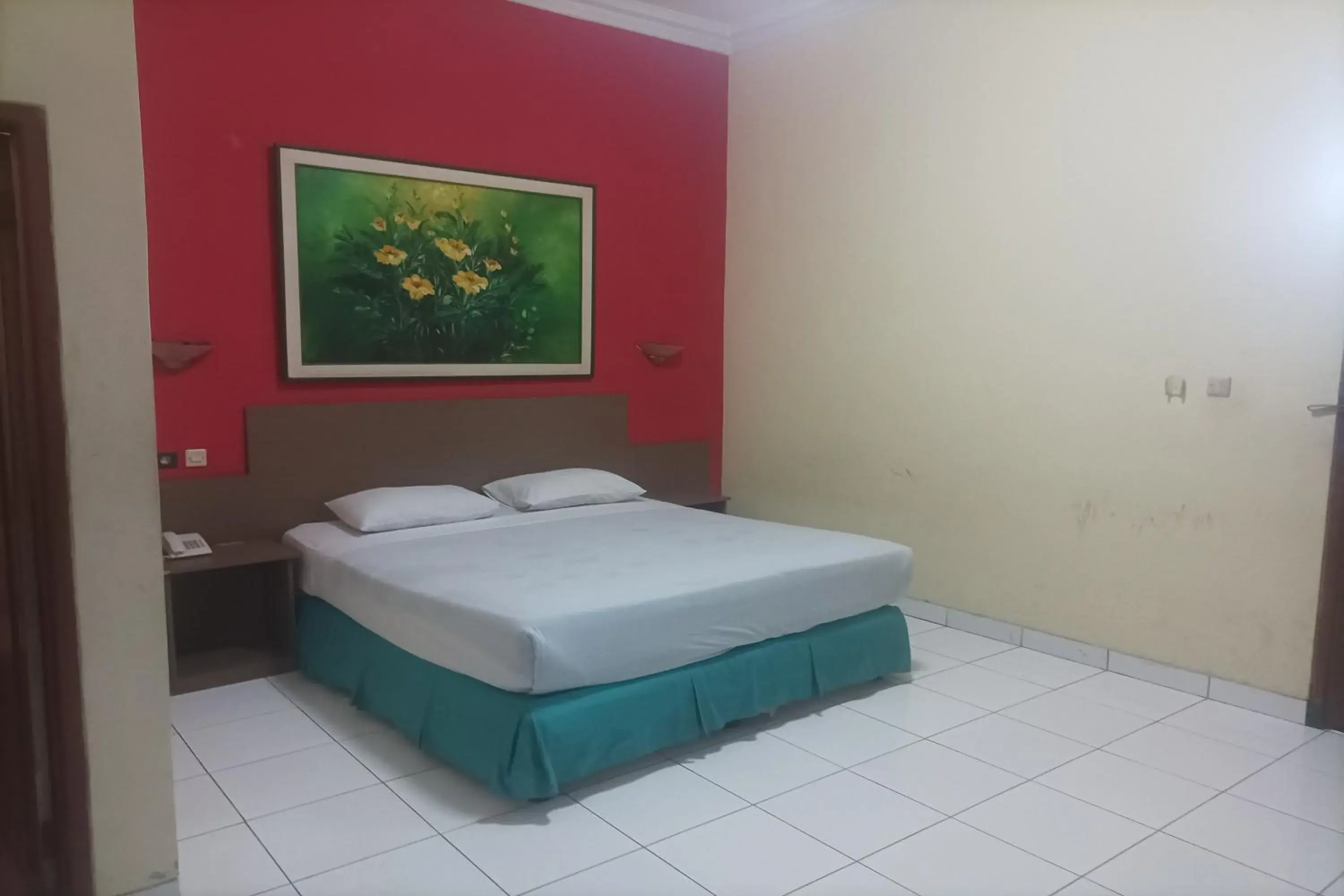 Deluxe Double Room in RedDoorz Plus near Alun Alun Kejaksan Cirebon Deluxe Double Room in RedDoorz Plus near Alun Alun Kejaksan Cirebon