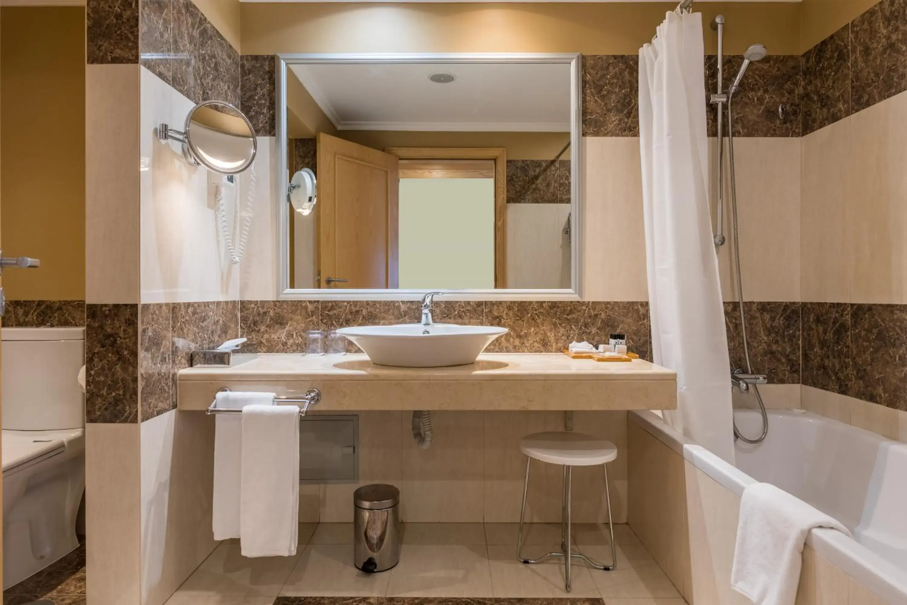 Classic Twin Room with Bay or Sea View in Pestana Carlton Madeira Ocean Resort Hotel Classic Twin Room with Bay or Sea View in Pestana Carlton Madeira Ocean Resort Hotel