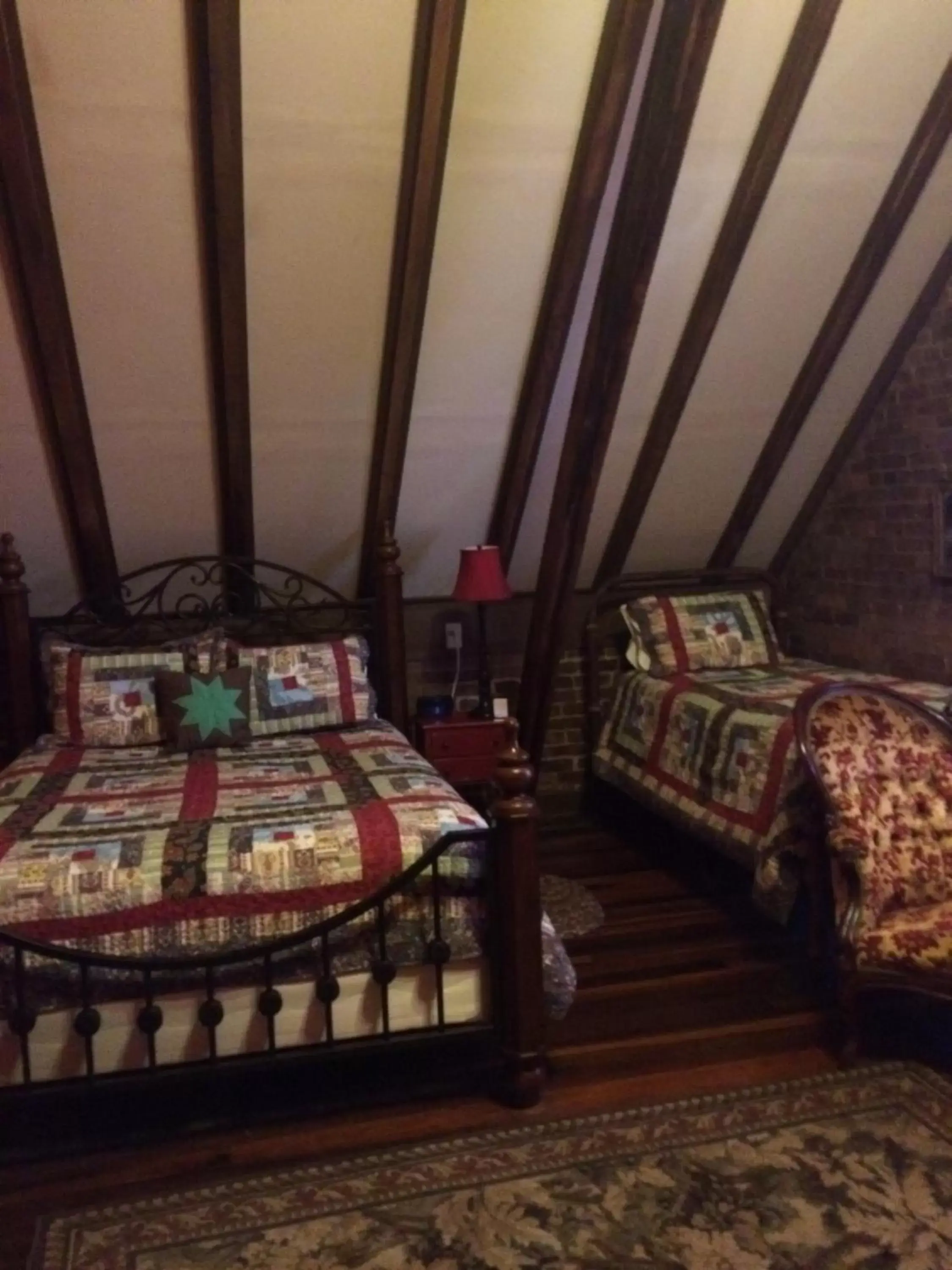 Queen and Twin Room in Main Street Bed & Breakfast Queen and Twin Room in Main Street Bed & Breakfast