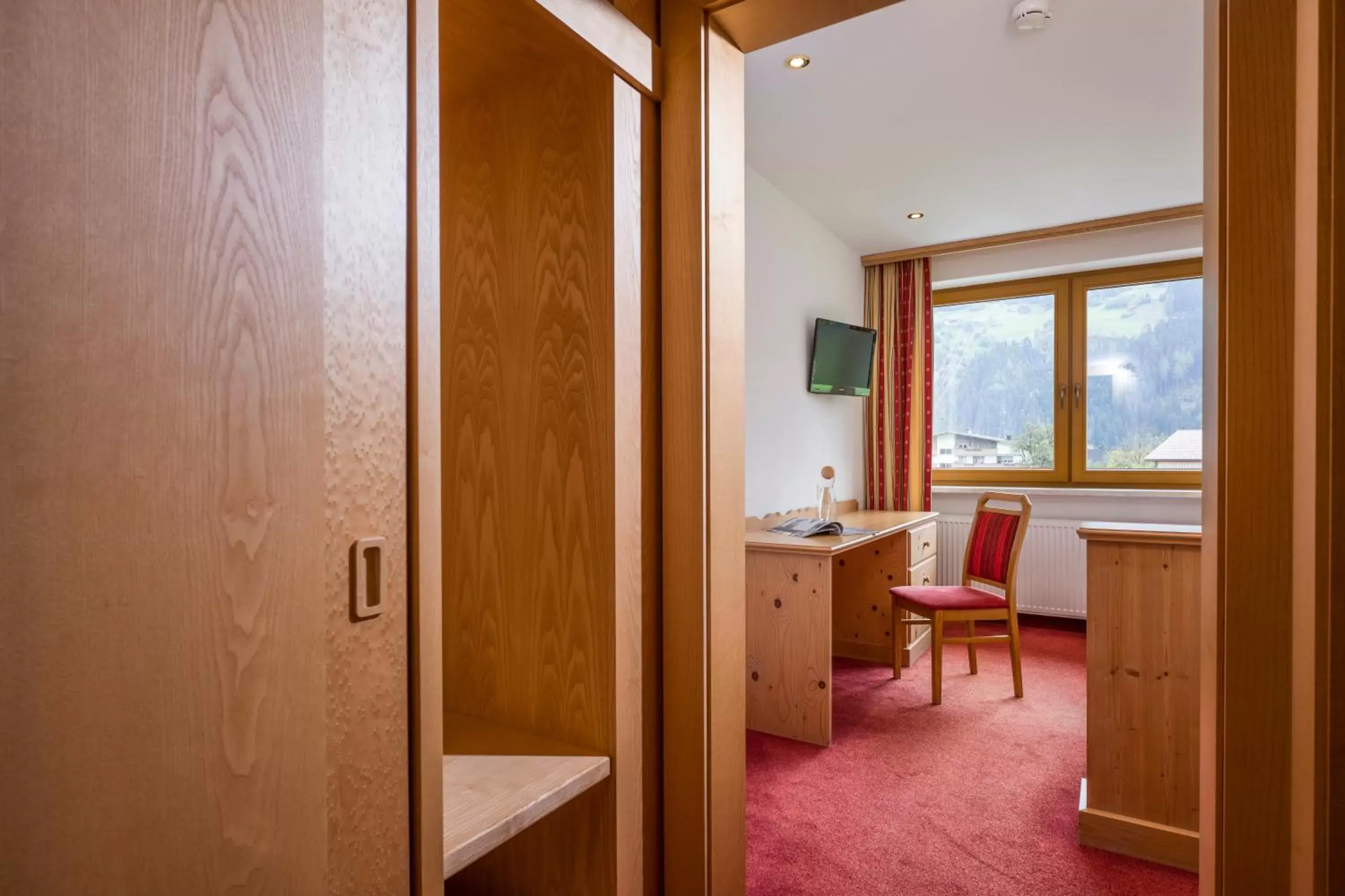 Classic Single Room in Alpenhof Hotel Garni Suprême Classic Single Room in Alpenhof Hotel Garni Suprême