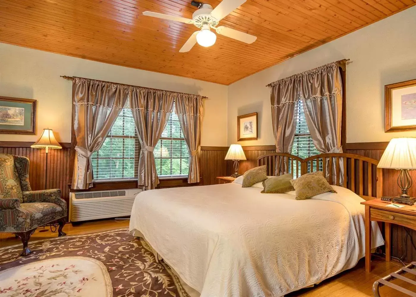 Large Lodge Room - single occupancy in Highland Lake Inn & Resort - Flat Rock Large Lodge Room - single occupancy in Highland Lake Inn & Resort - Flat Rock