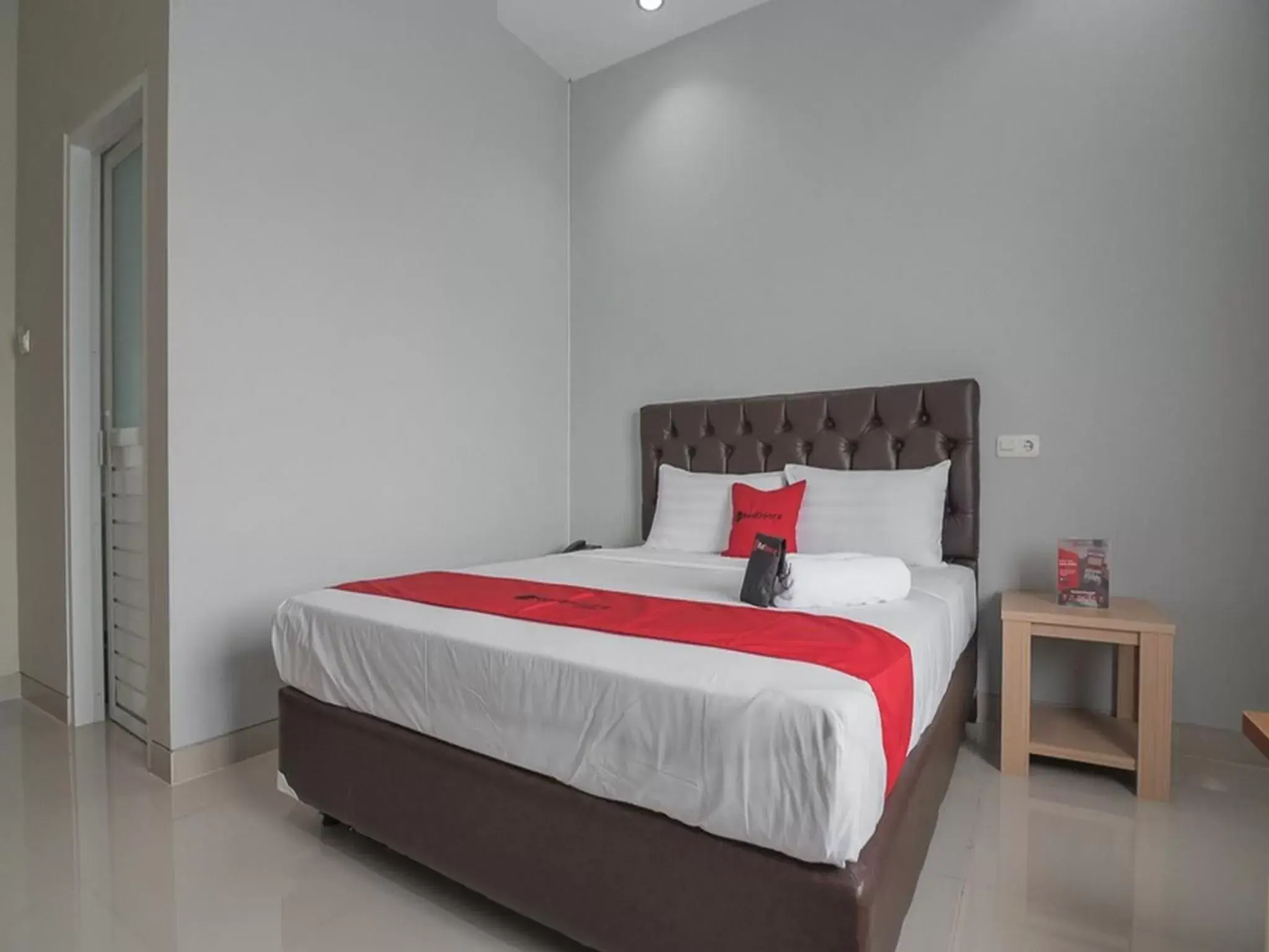 Double Room in RedDoorz near Islamic Center Samarinda Double Room in RedDoorz near Islamic Center Samarinda