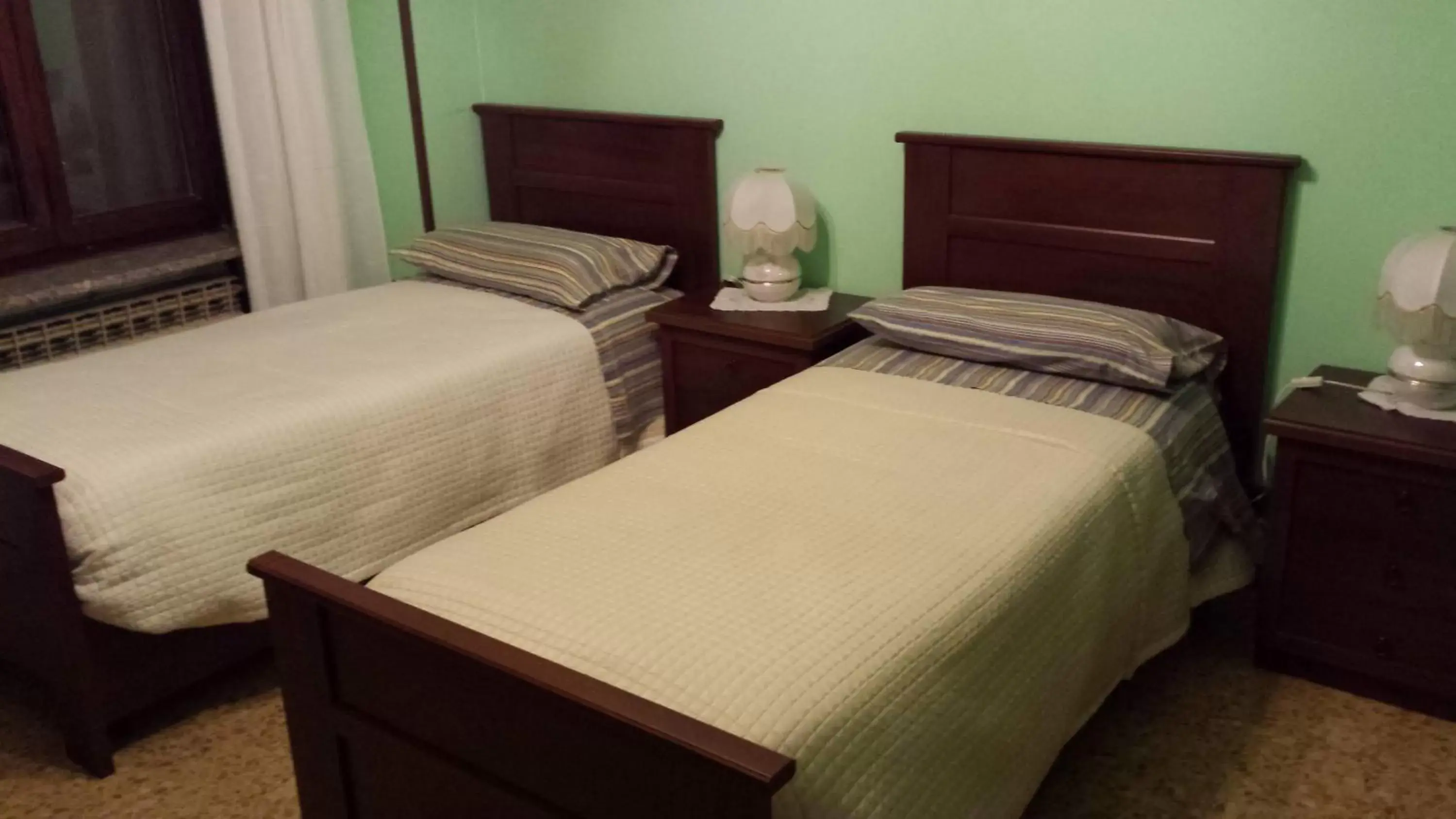 Twin Room with Shared Bathroom - single occupancy in Bed And Breakfast Del Lago Twin Room with Shared Bathroom - single occupancy in Bed And Breakfast Del Lago