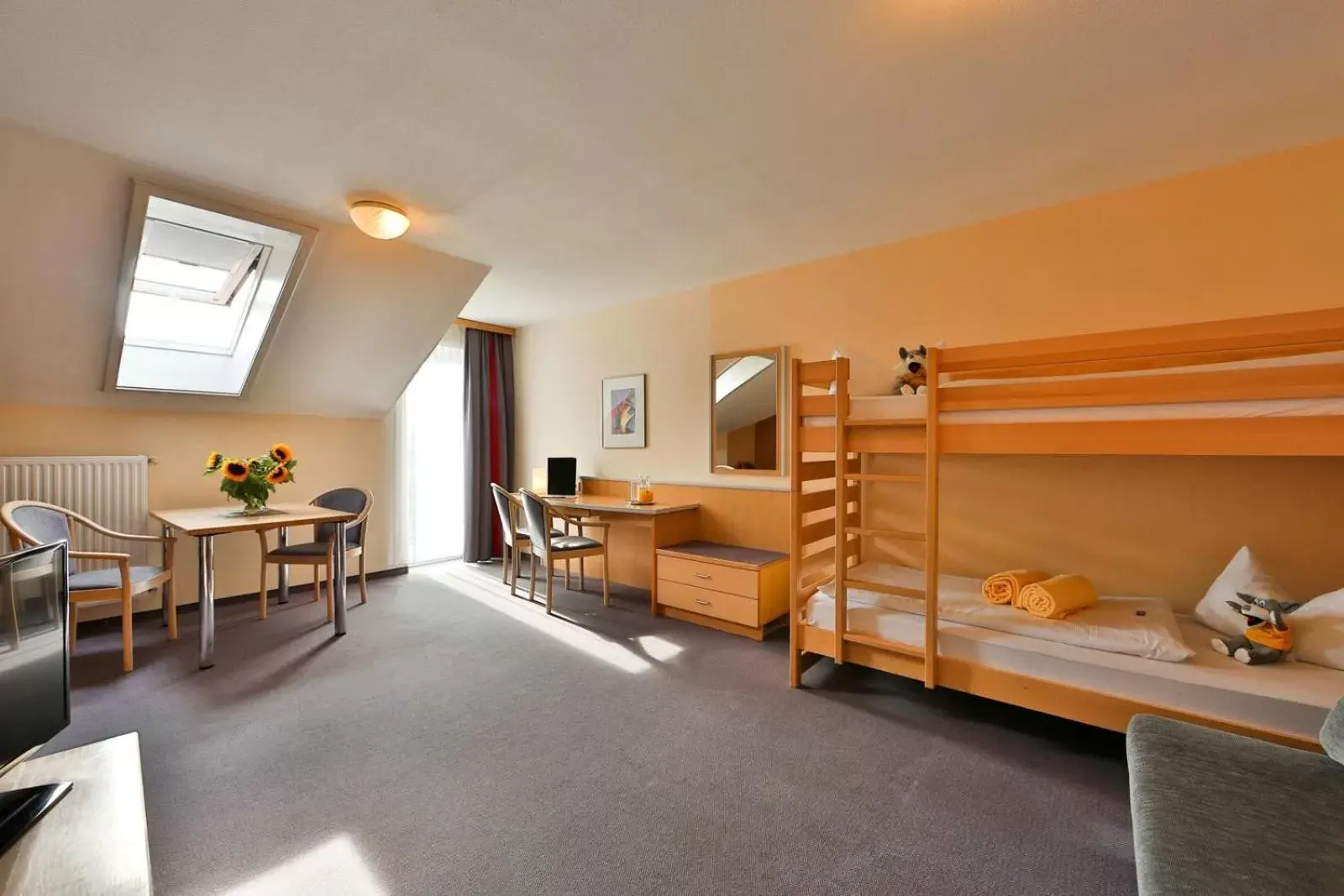 Standard Family Room in Sonnenhotel Bayerischer Hof inklusive freier Eintritt ins AquaFit Erlebnisbad Standard Family Room in Sonnenhotel Bayerischer Hof inklusive freier Eintritt ins AquaFit Erlebnisbad