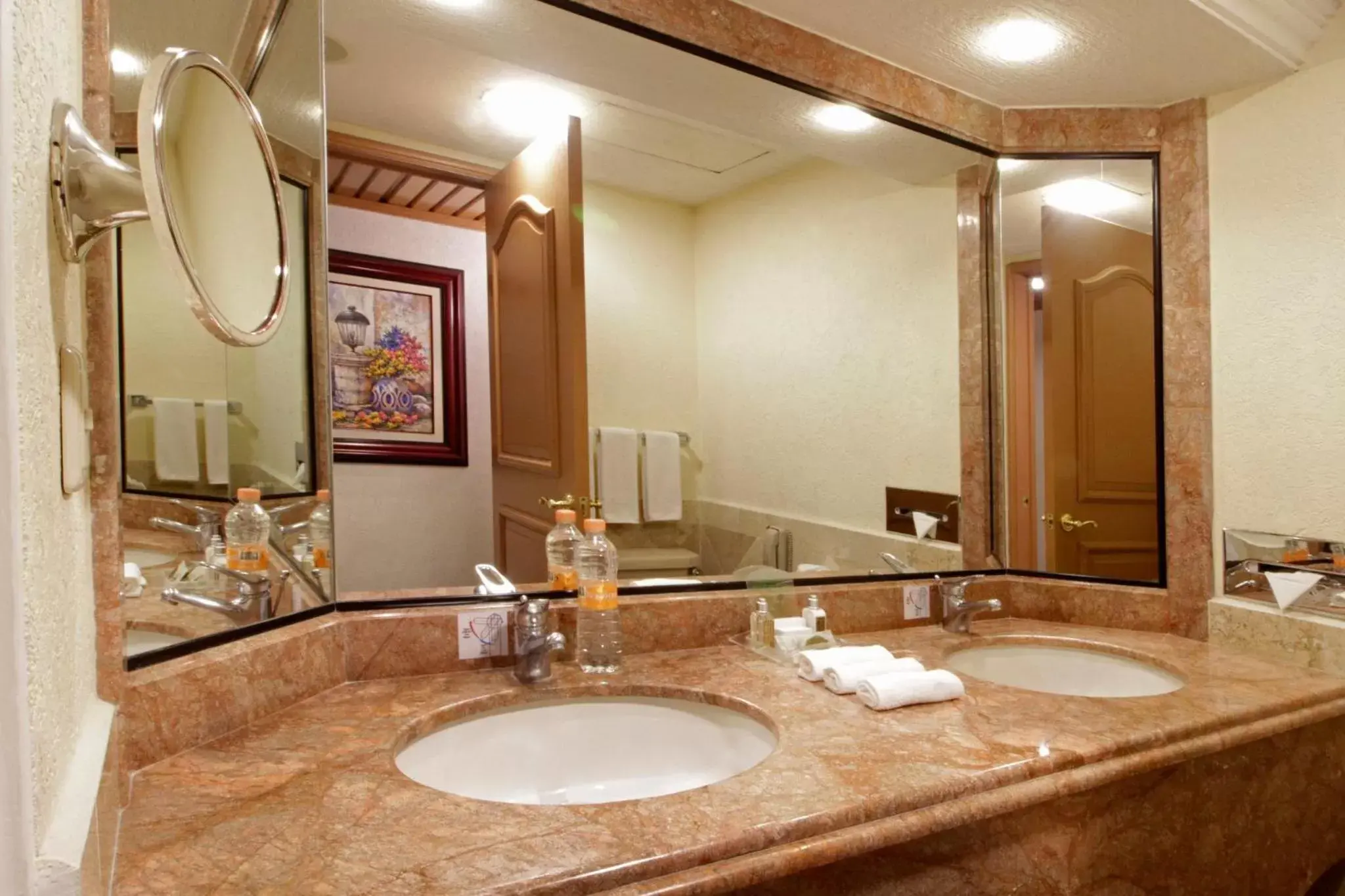 Premium Queen Room with Two Queen Beds in Holiday Inn Queretaro Centro Historico by IHG Premium Queen Room with Two Queen Beds in Holiday Inn Queretaro Centro Historico by IHG