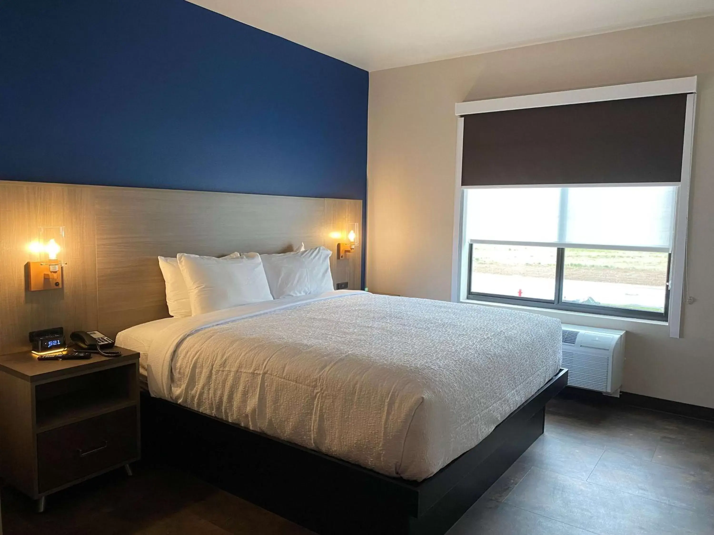 King Suite with Bath Tub - Disability Access in The Forge Hotel BW Signature Collection King Suite with Bath Tub - Disability Access in The Forge Hotel BW Signature Collection