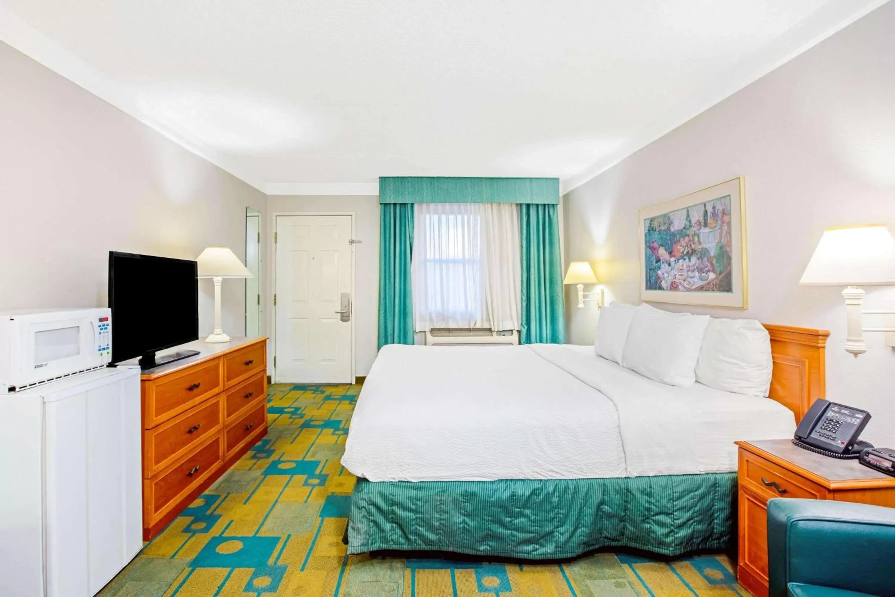 1 King Bed Accessible Room, Bathtub w/ Grab Bars, Non-Smoking in La Quinta Inn by Wyndham El Paso Cielo Vista 1 King Bed Accessible Room, Bathtub w/ Grab Bars, Non-Smoking in La Quinta Inn by Wyndham El Paso Cielo Vista