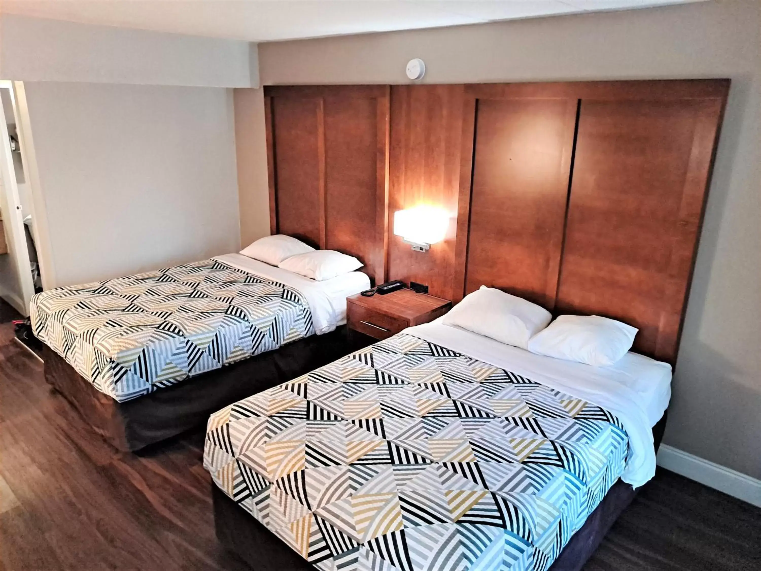 Quadruple Room - Non-Smoking in Motel 6 Catonsville MD Baltimore West Quadruple Room - Non-Smoking in Motel 6 Catonsville MD Baltimore West