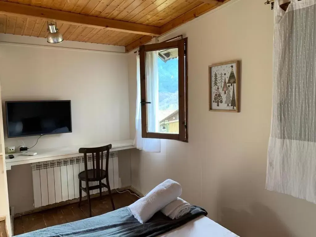 Double Room with Mountain View in Hotel Cruells Double Room with Mountain View in Hotel Cruells