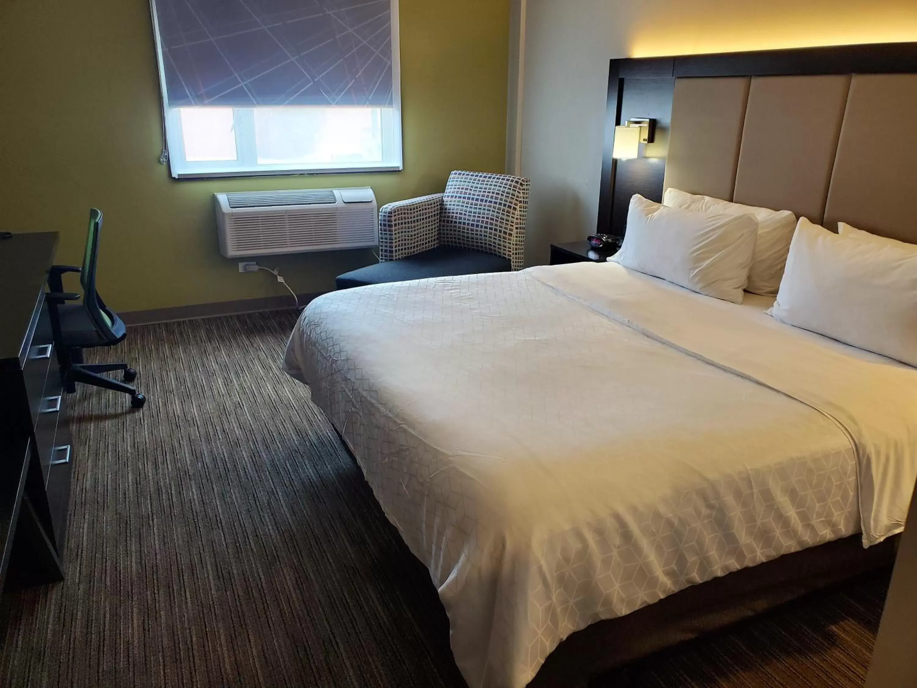 Standard King Room in Holiday Inn Express Maspeth by IHG Standard King Room in Holiday Inn Express Maspeth by IHG