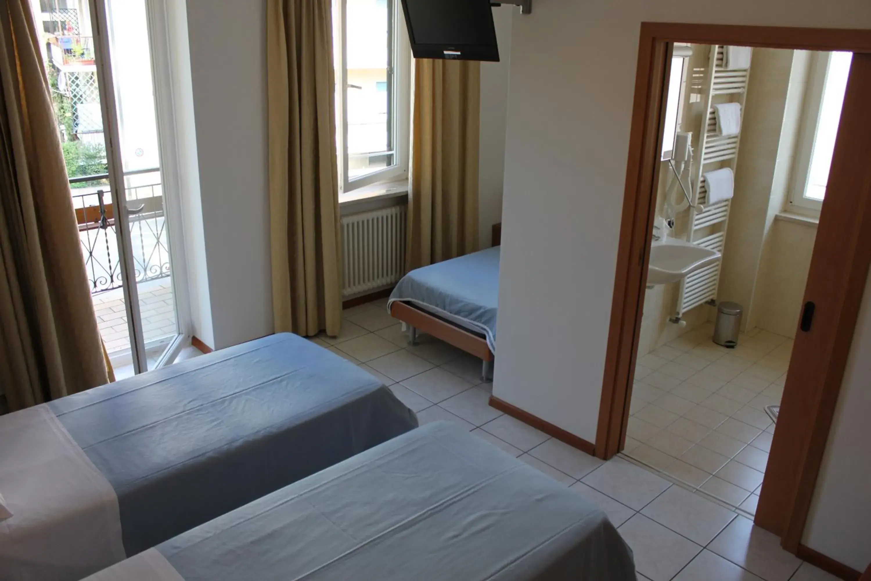 Triple Room in Albergo Hofer Triple Room in Albergo Hofer