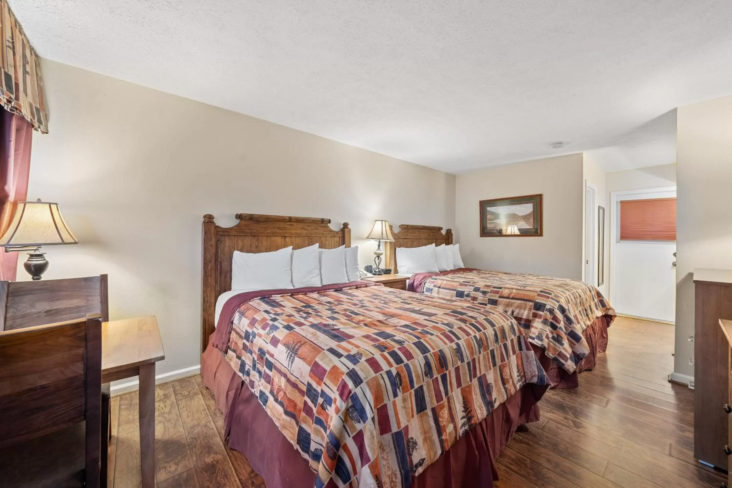 Double Room Creekside - Non-Smoking in Jonathan Creek Inn and Villas Double Room Creekside - Non-Smoking in Jonathan Creek Inn and Villas