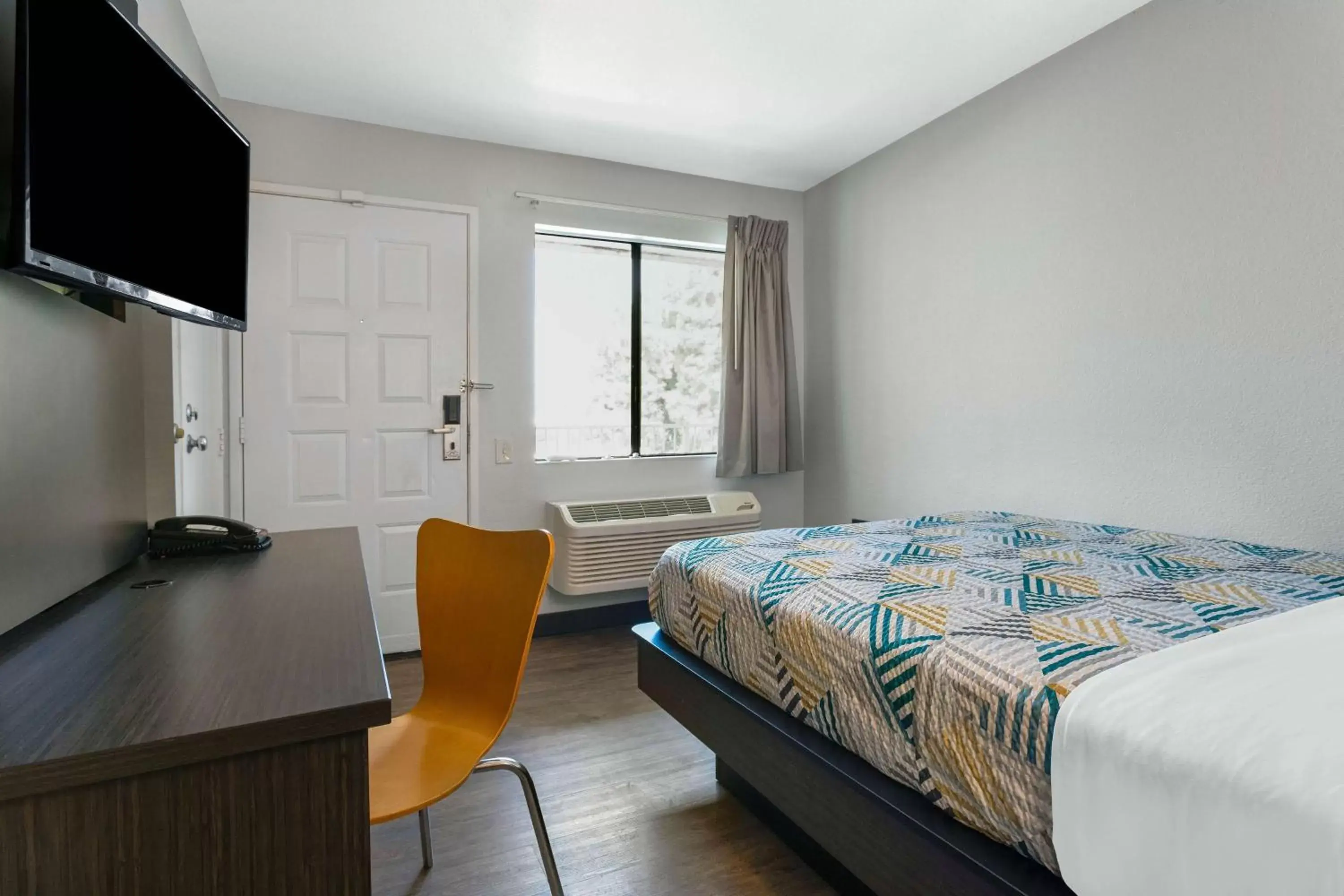 Queen Room - Non-Smoking in Motel 6-Merced, CA - North Queen Room - Non-Smoking in Motel 6-Merced, CA - North