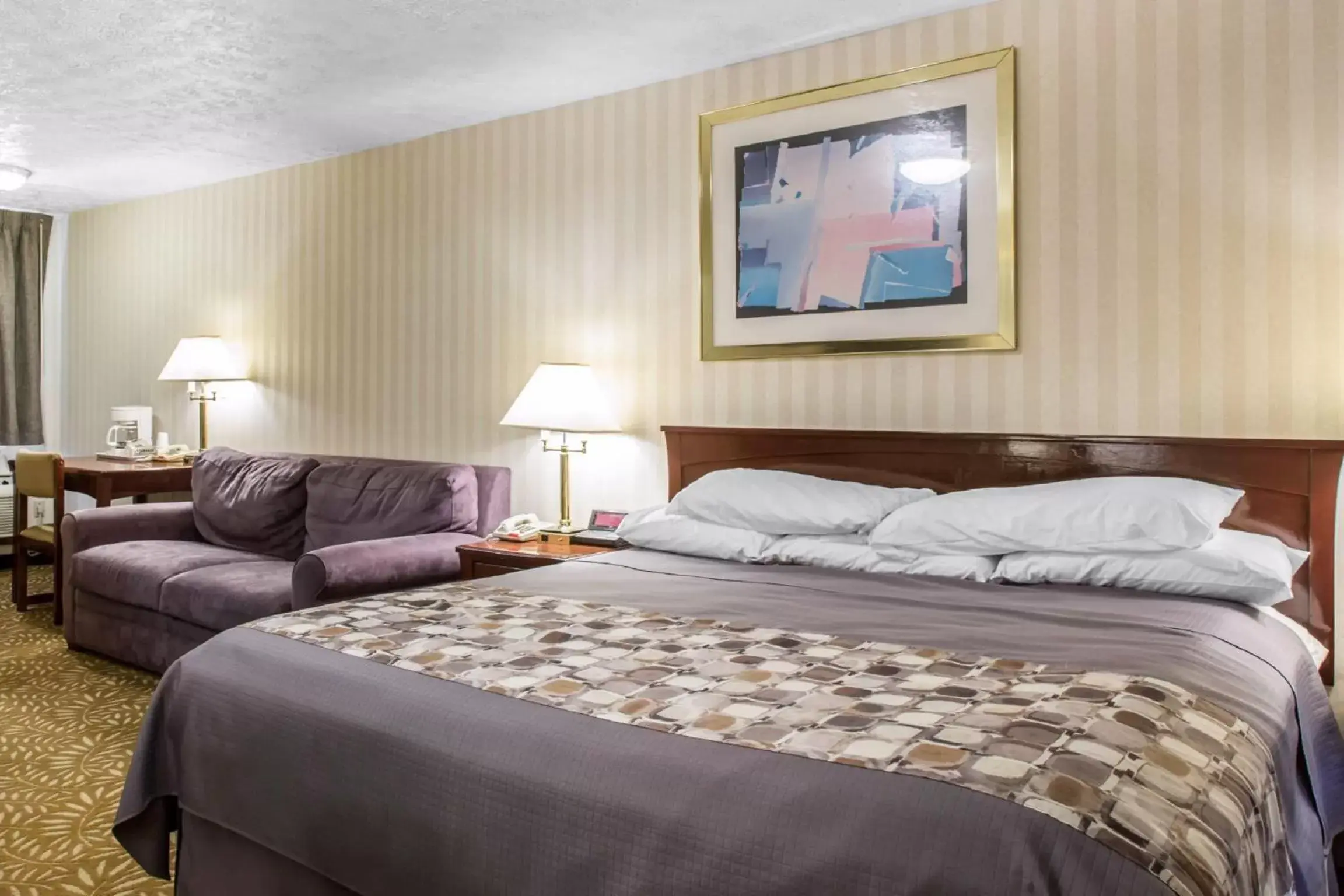 King Room with Sofa Bed - Non-Smoking in Rodeway Inn & Suites Branford - Guilford King Room with Sofa Bed - Non-Smoking in Rodeway Inn & Suites Branford - Guilford
