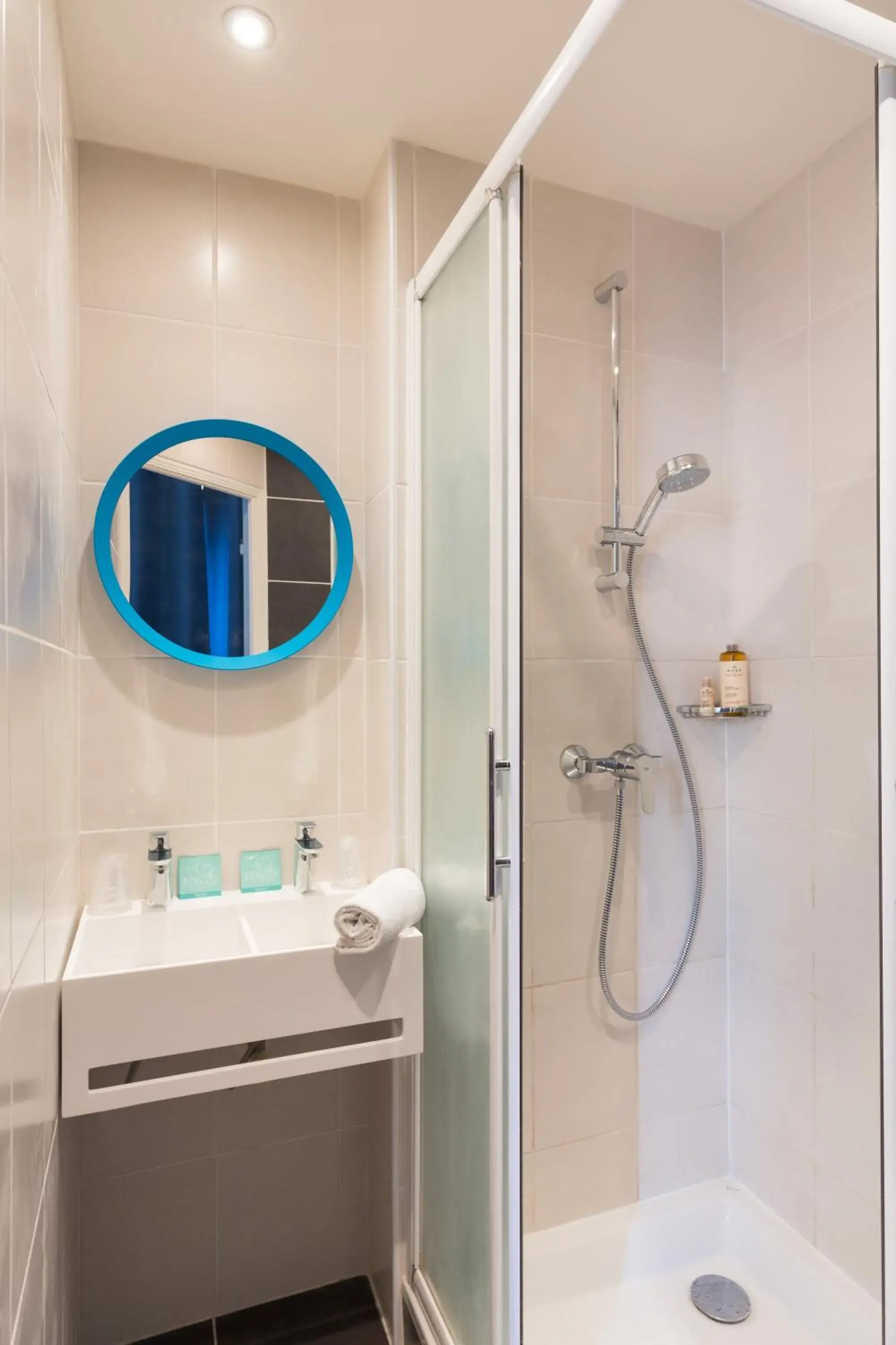 Bed in 4-Bed Mixed Dormitory Room in Hôtel Ozz by Happyculture Bed in 4-Bed Mixed Dormitory Room in Hôtel Ozz by Happyculture