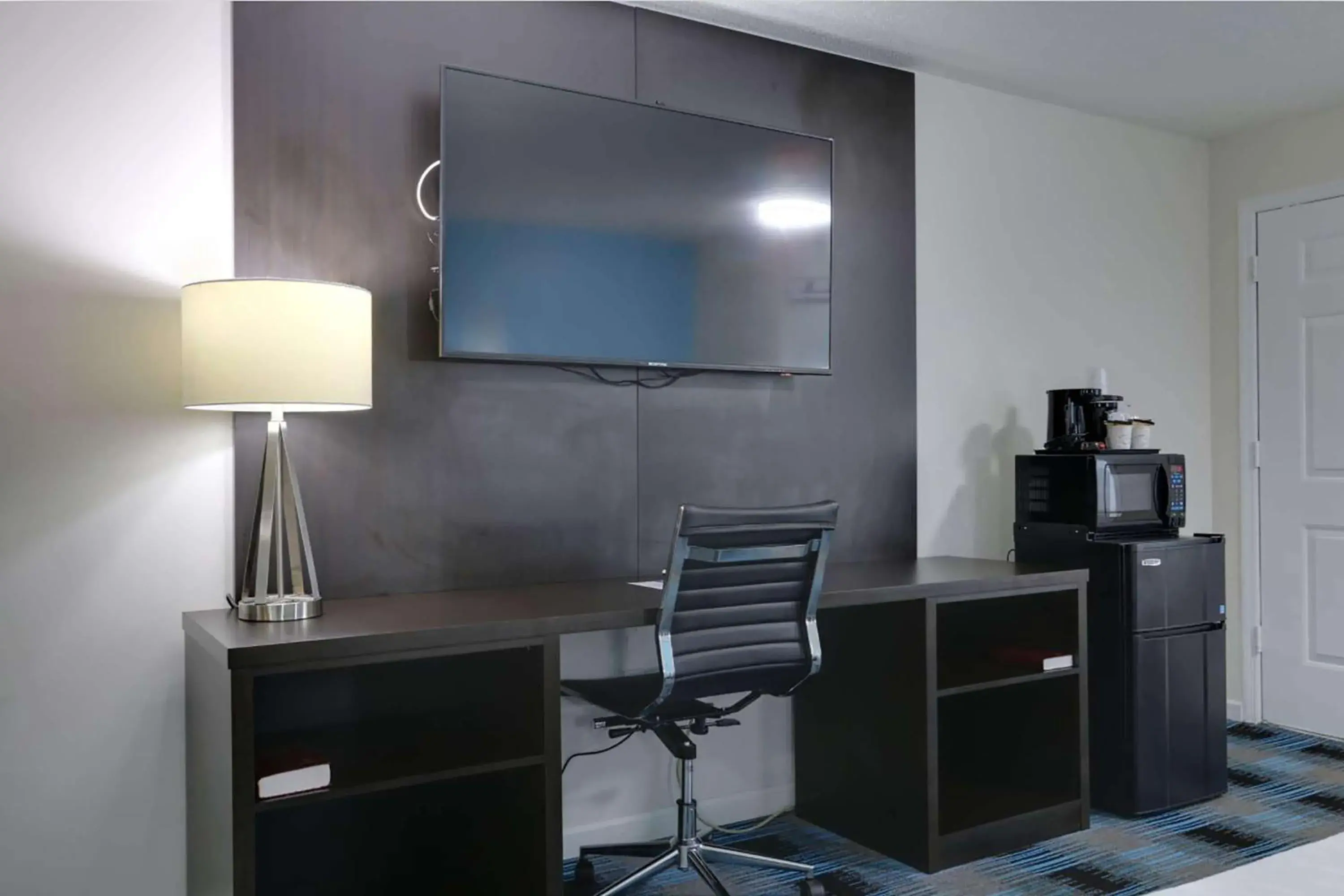 Queen Room with Two Queen Beds - Non-Smoking in Travelodge by Wyndham Calhoun South I-75 Queen Room with Two Queen Beds - Non-Smoking in Travelodge by Wyndham Calhoun South I-75