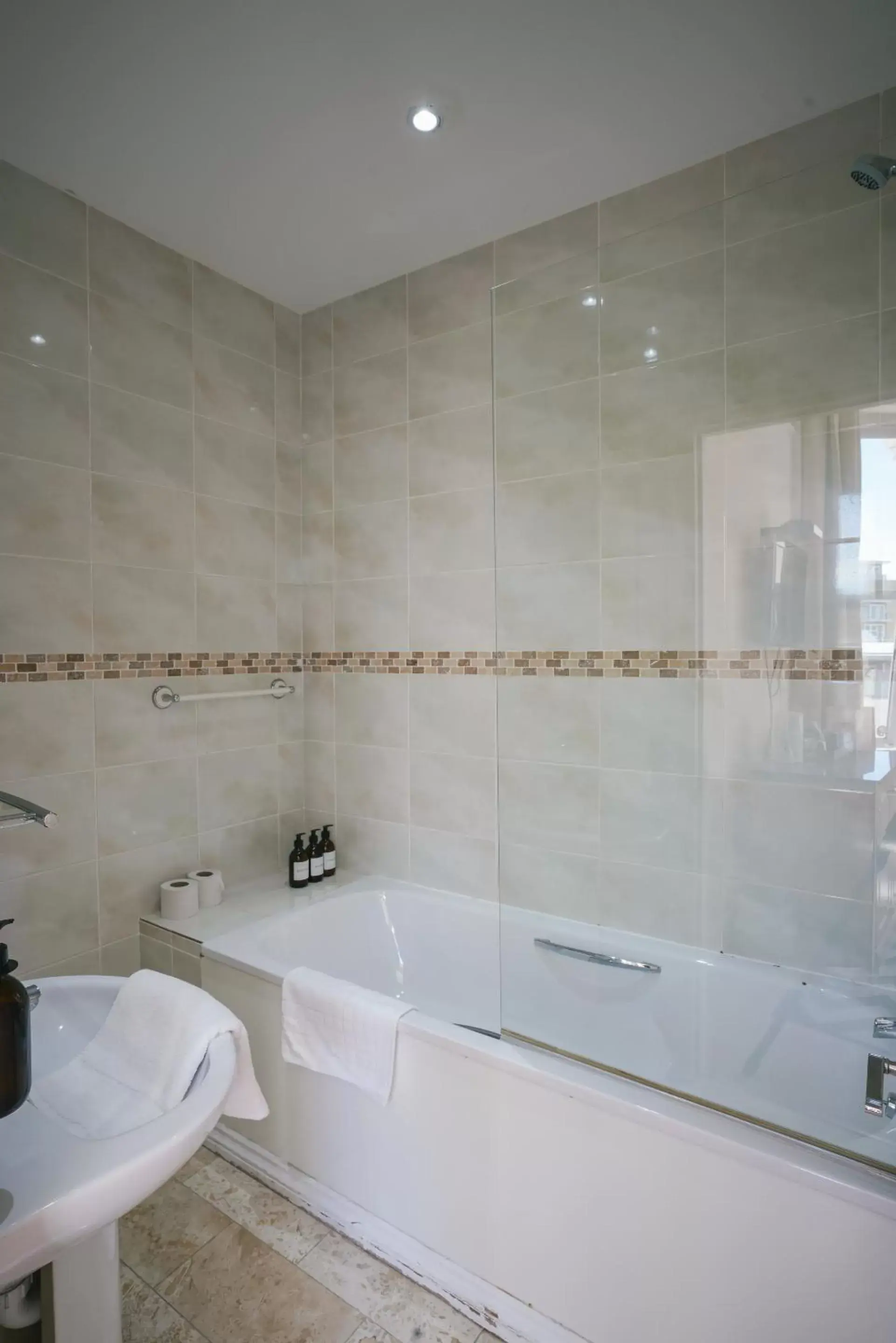 Deluxe Double or Twin Room with City View in The Sheldon B&B - FREE private parking Deluxe Double or Twin Room with City View in The Sheldon B&B - FREE private parking