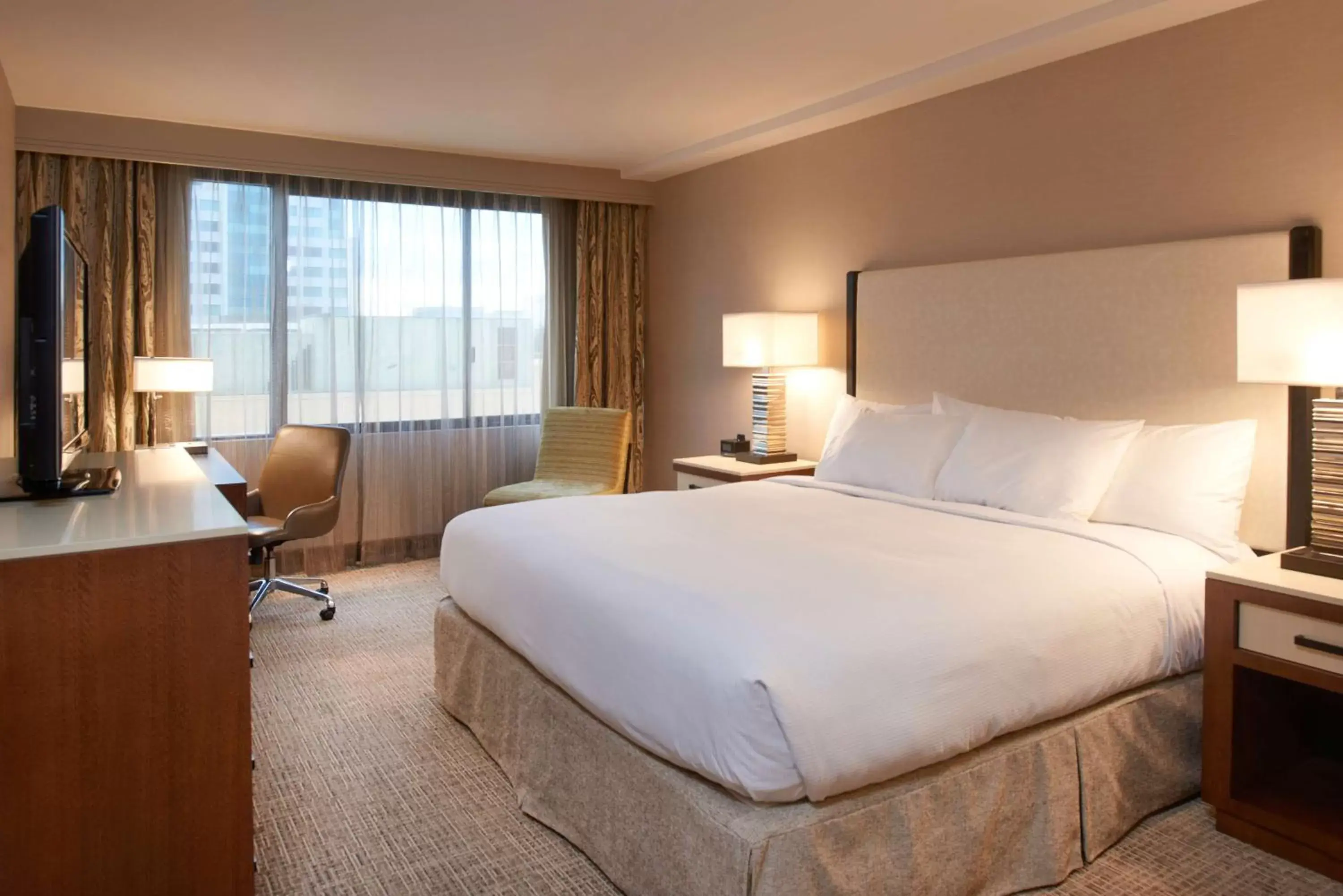 King Room with Accessible Tub - Mobility and Hearing Access in DoubleTree by Hilton Fresno Convention Center King Room with Accessible Tub - Mobility and Hearing Access in DoubleTree by Hilton Fresno Convention Center