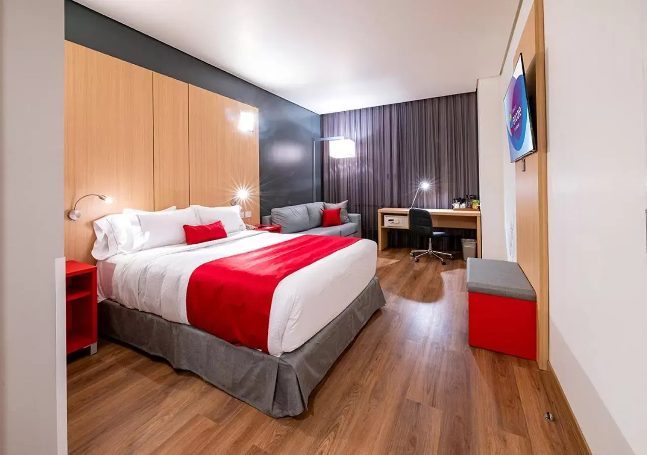 1 Queen Bed, Mobility Accessible Room, Roll-In Shower, Non-Smoking in Ramada Encore by Wyndham Guadalajara Aeropuerto 1 Queen Bed, Mobility Accessible Room, Roll-In Shower, Non-Smoking in Ramada Encore by Wyndham Guadalajara Aeropuerto