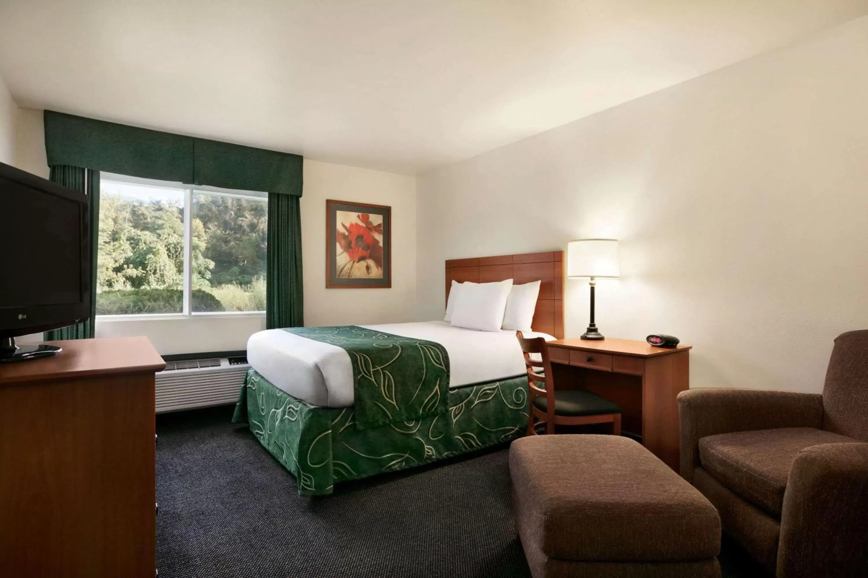 Deluxe Queen Room - Mobility Access/Non-Smoking in Travelodge by Wyndham Low Moor Near Covington Deluxe Queen Room - Mobility Access/Non-Smoking in Travelodge by Wyndham Low Moor Near Covington