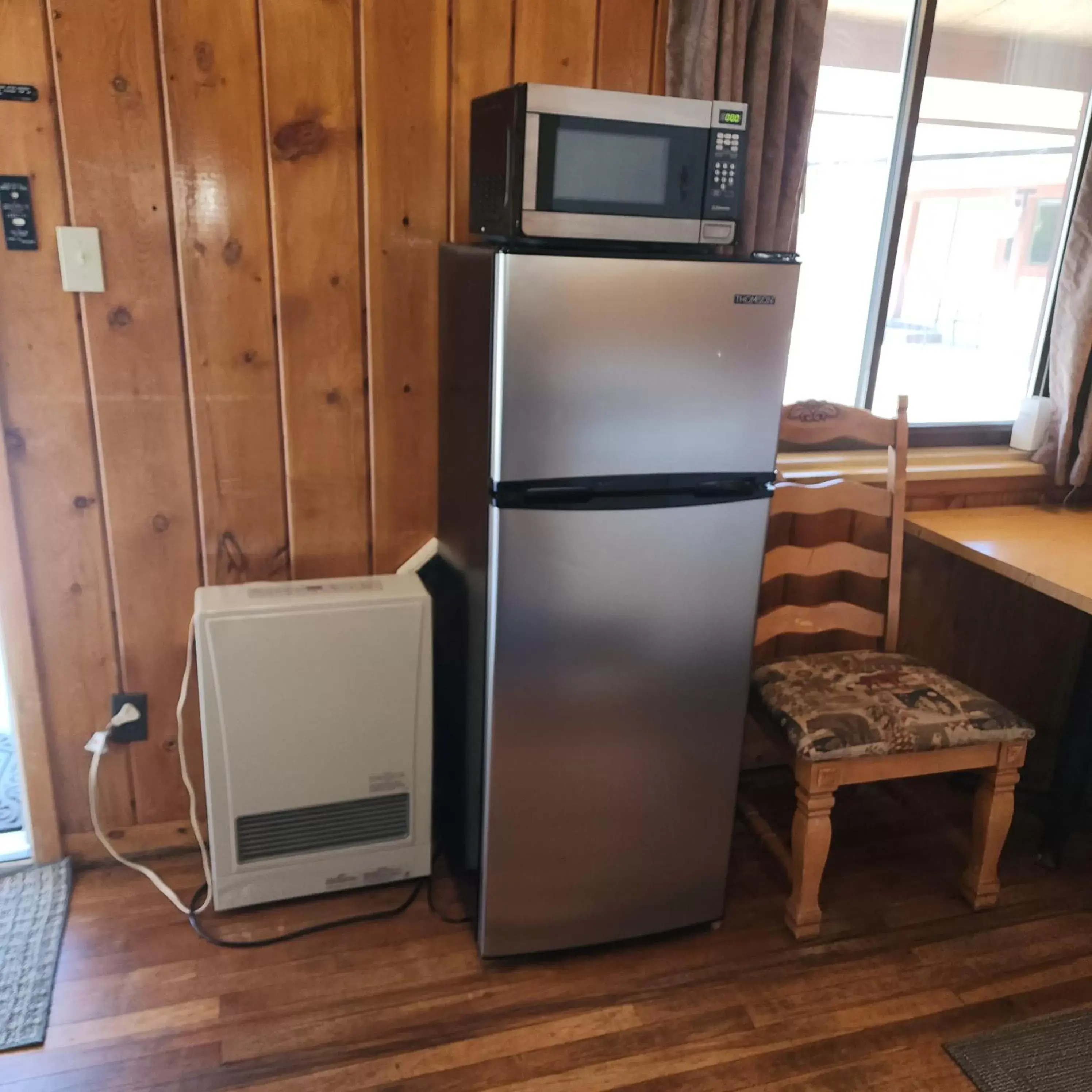 Deluxe Queen Room with Kitchenette - single occupancy in Canyon Motel near Rocky Mountain National Park Deluxe Queen Room with Kitchenette - single occupancy in Canyon Motel near Rocky Mountain National Park