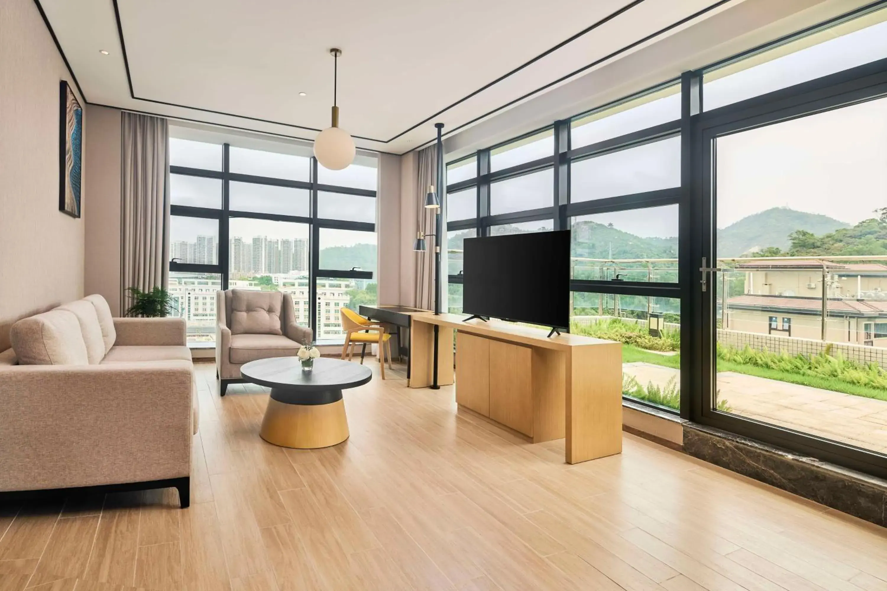 Deluxe King Suite with Balcony in Hilton Garden Inn Zhuhai Jinan University Deluxe King Suite with Balcony in Hilton Garden Inn Zhuhai Jinan University