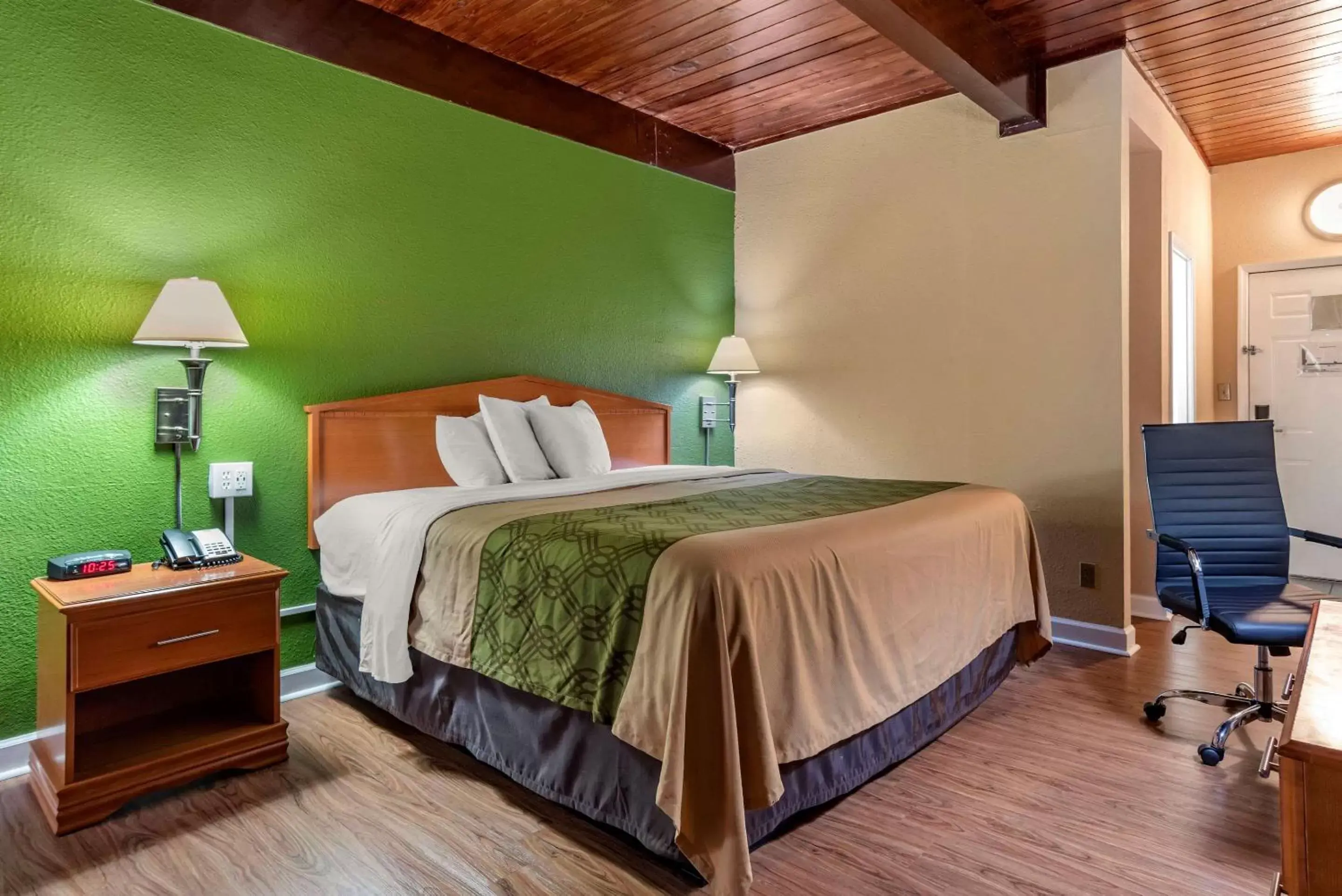 King Room - Accessible/Non-Smoking in Econo Lodge Tallahassee Near Capital -University King Room - Accessible/Non-Smoking in Econo Lodge Tallahassee Near Capital -University